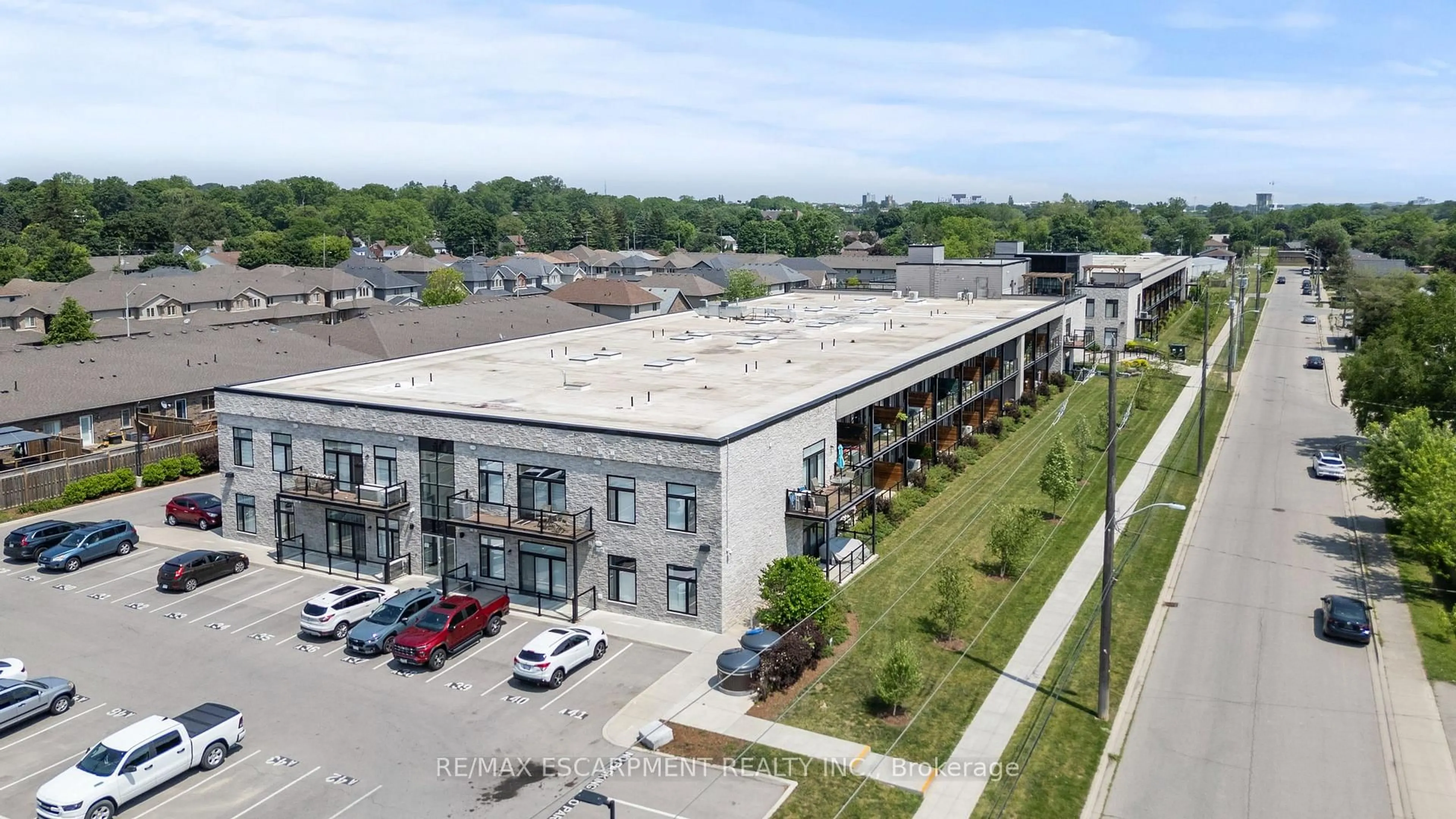 A pic from outside/outdoor area/front of a property/back of a property/a pic from drone, building for 85 Morrell St #111A, Brantford Ontario N3T 4J6