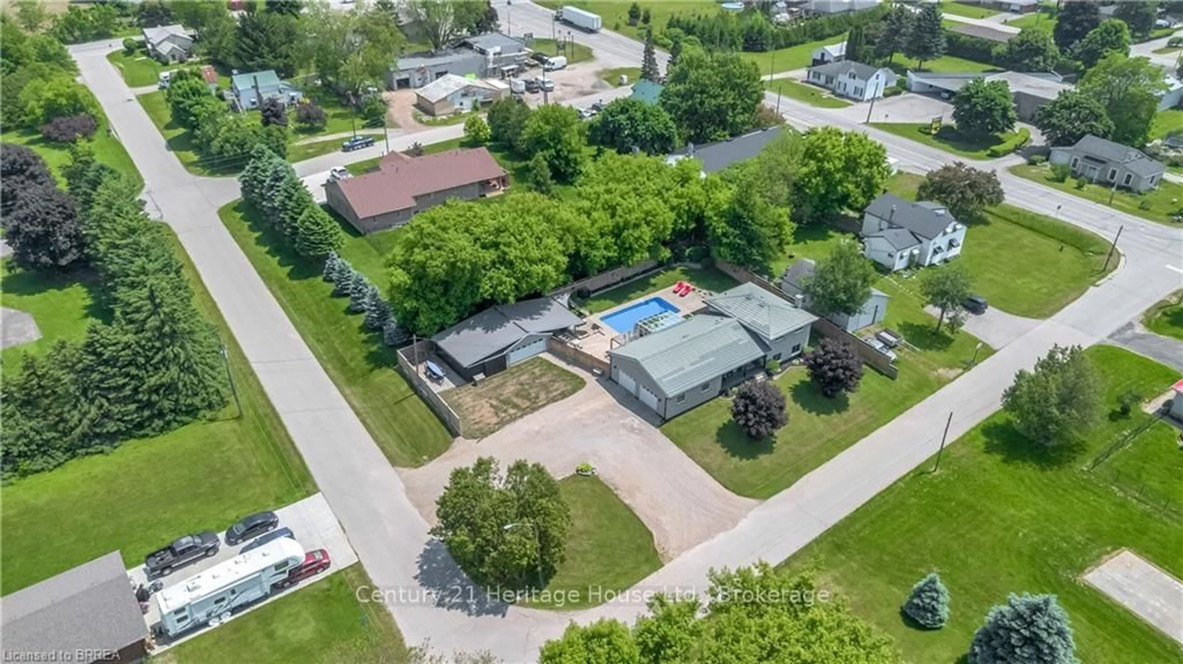 A pic from outside/outdoor area/front of a property/back of a property/a pic from drone, street for 3 Saint Catharine St, Brant Ontario N0E 1A0