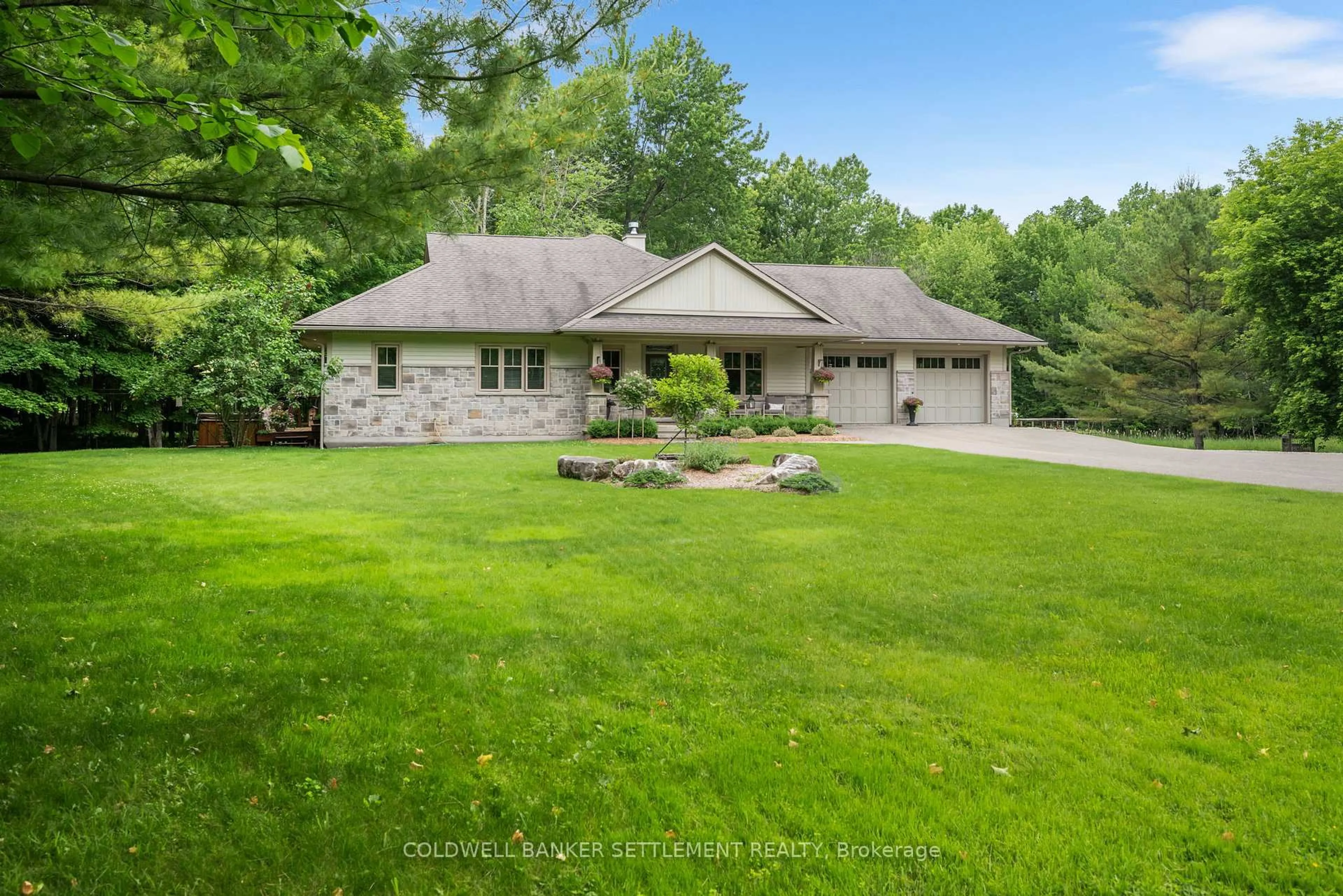 A pic from outside/outdoor area/front of a property/back of a property/a pic from drone, unknown for 125 Rideau Crt, Perth Ontario K7H 0E4
