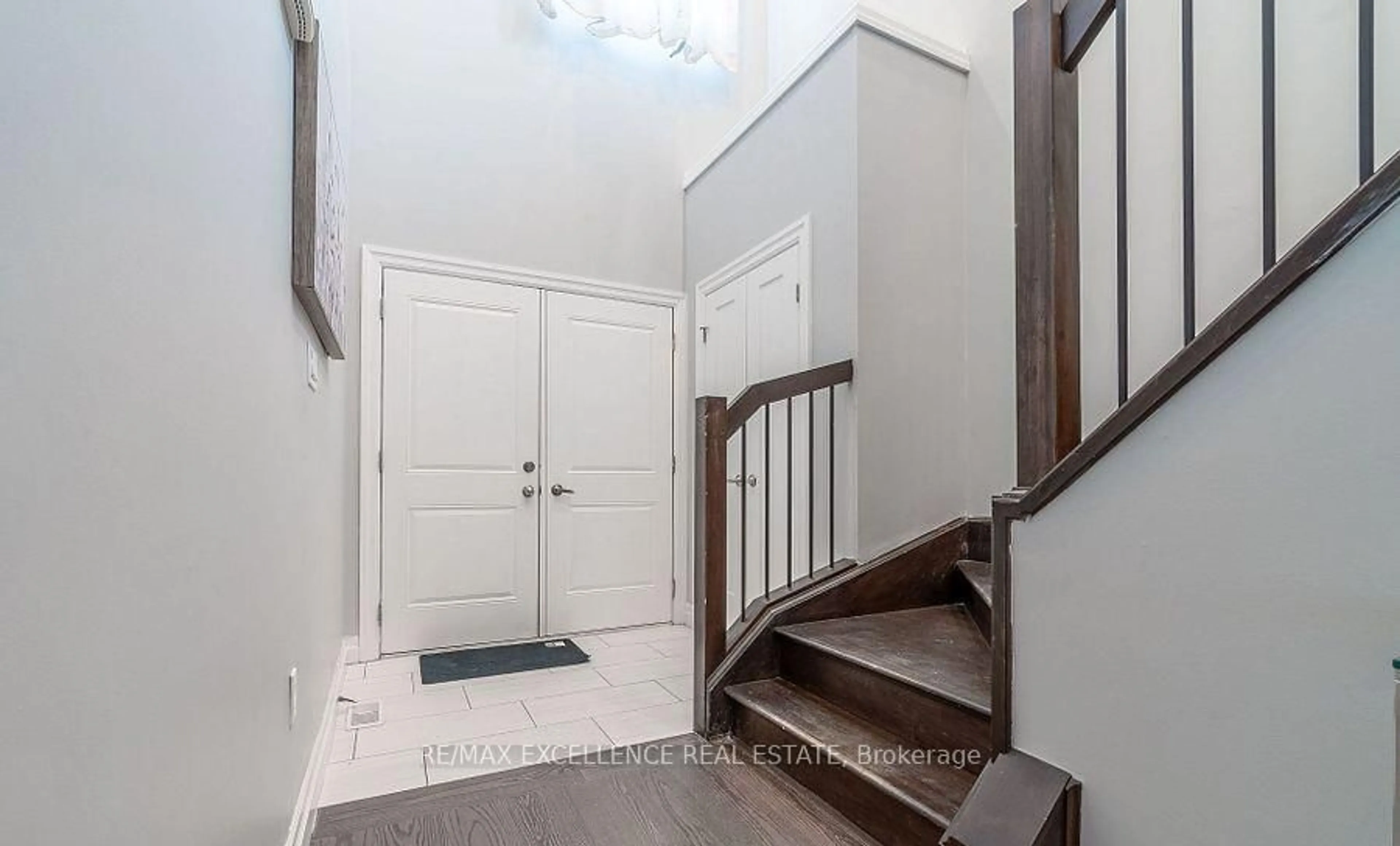 Indoor entryway for 3023 Doyle Dr, London South Ontario N6M 0G9