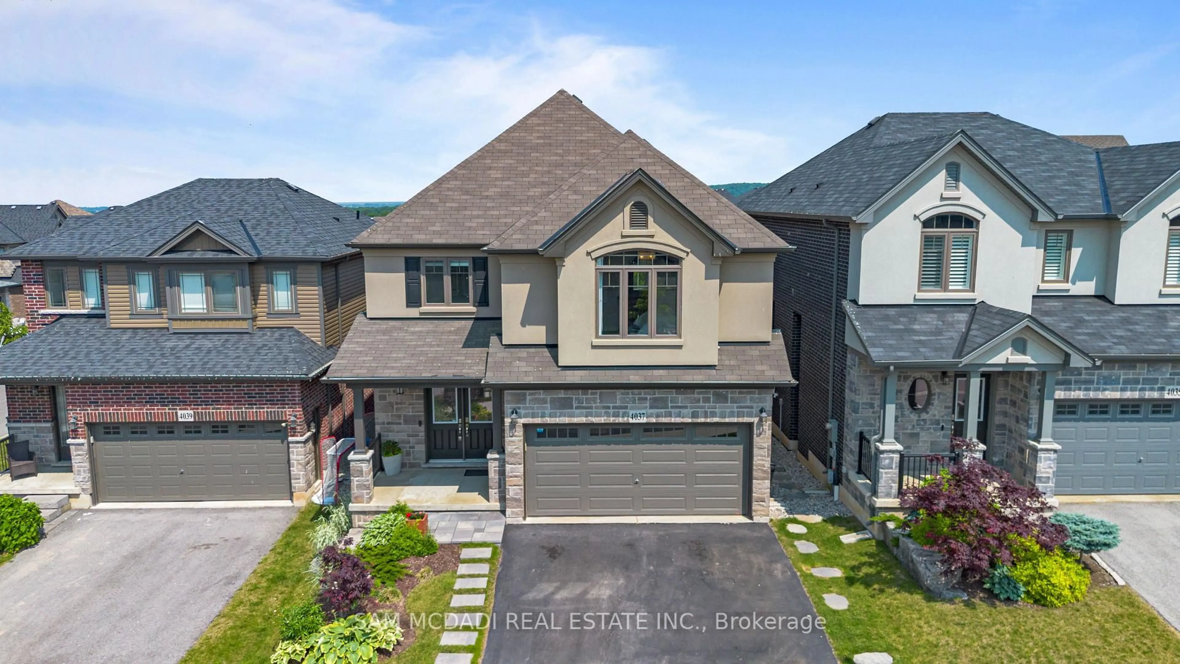 A pic from outside/outdoor area/front of a property/back of a property/a pic from drone, street for 4037 Stadelbauer Dr, Lincoln Ontario L3J 0S5