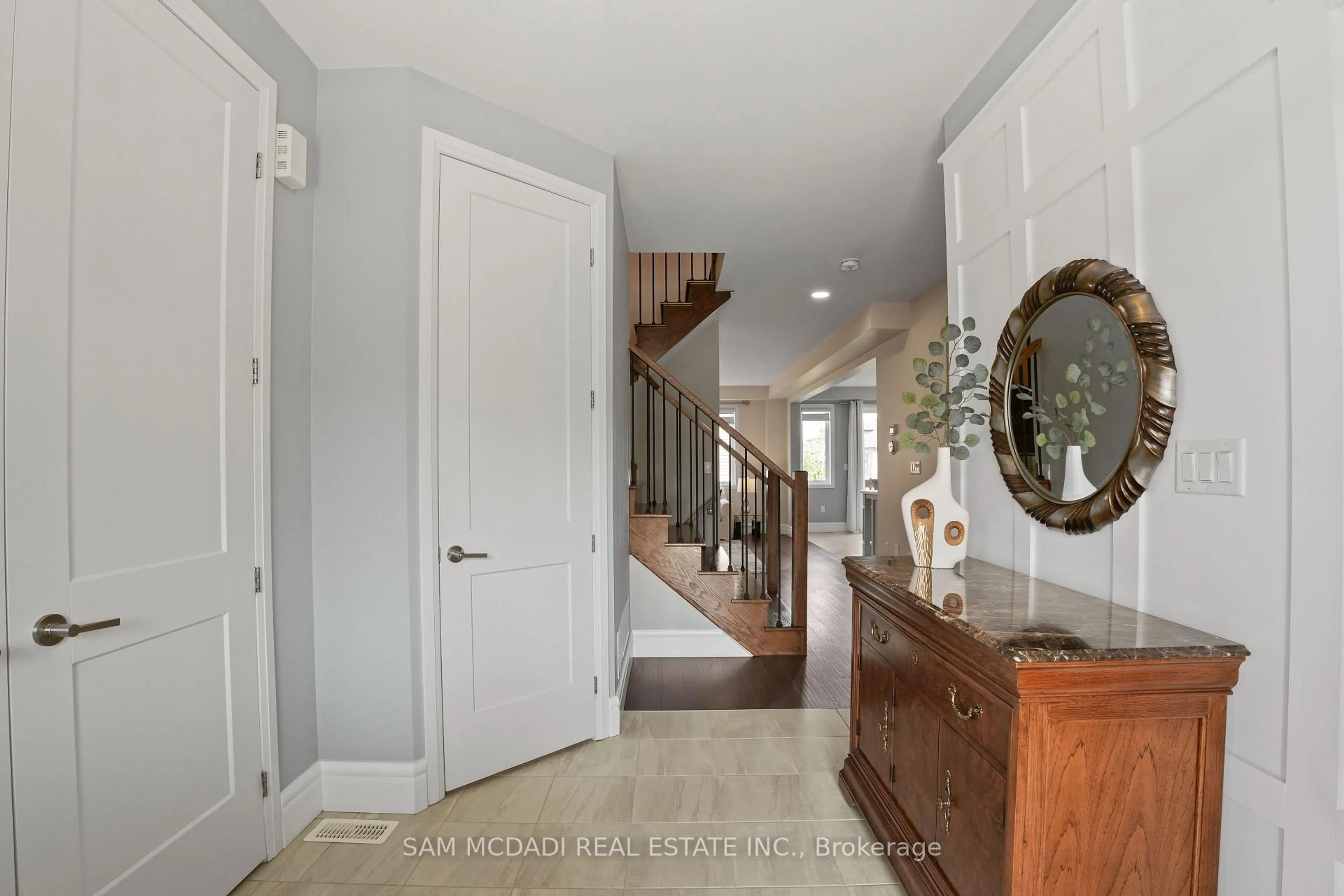 Indoor entryway for 4037 Stadelbauer Dr, Lincoln Ontario L3J 0S5