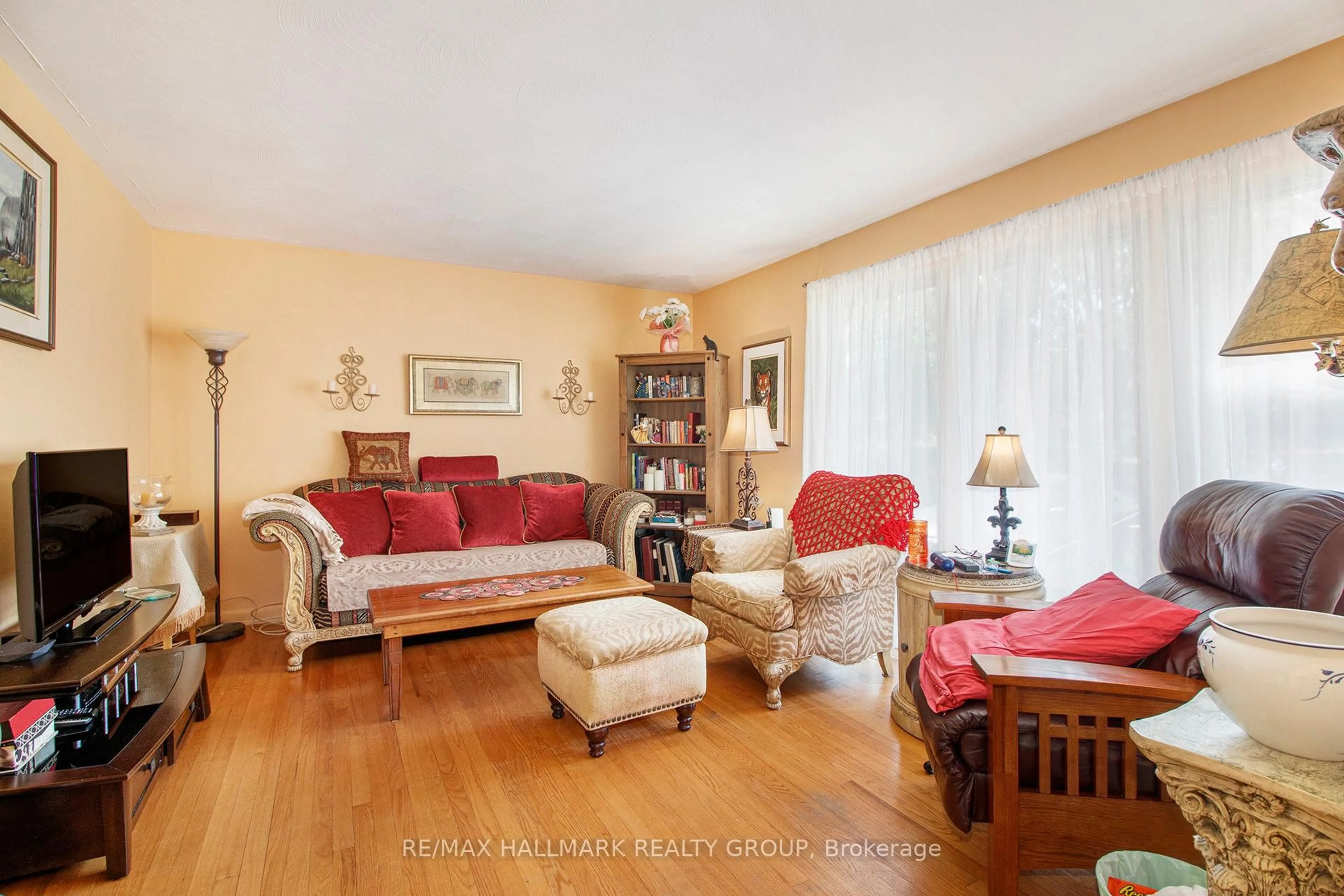 Living room with furniture, unknown for 1036 Gill Ave, Ottawa Ontario K1G 2R3