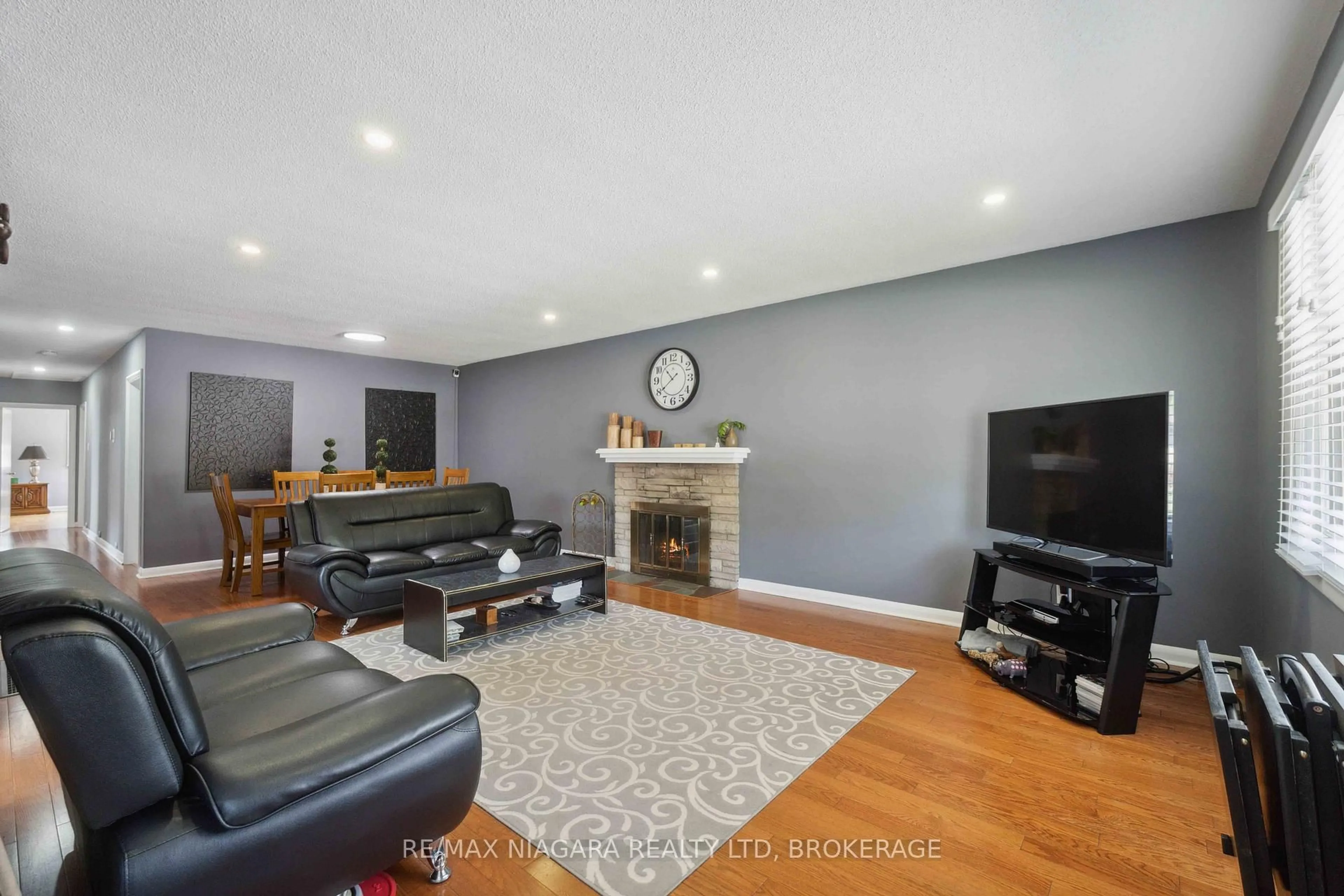 Living room with furniture, unknown for 3560 Rapids View Dr, Niagara Falls Ontario L2G 6C4