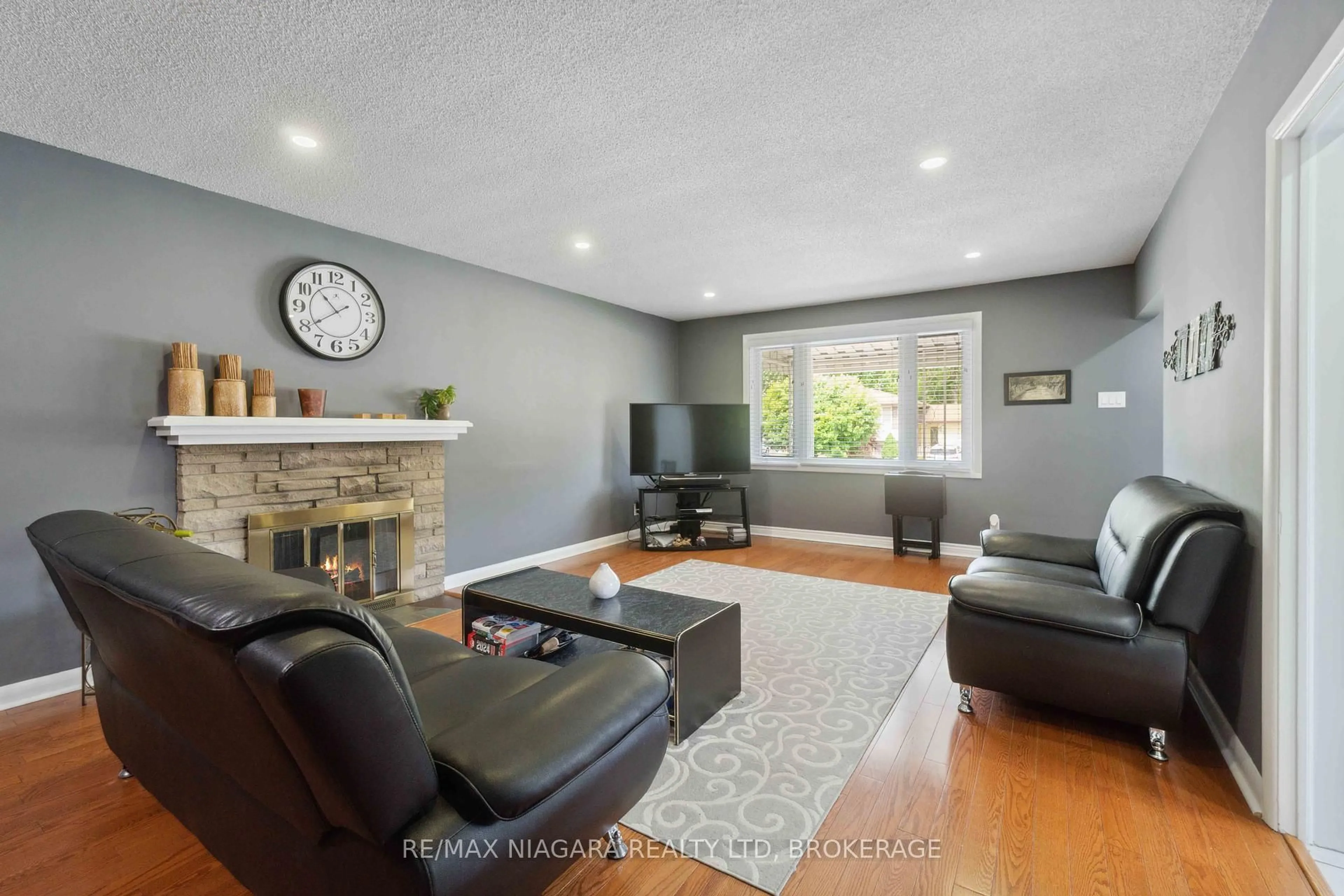 Living room with furniture, unknown for 3560 Rapids View Dr, Niagara Falls Ontario L2G 6C4