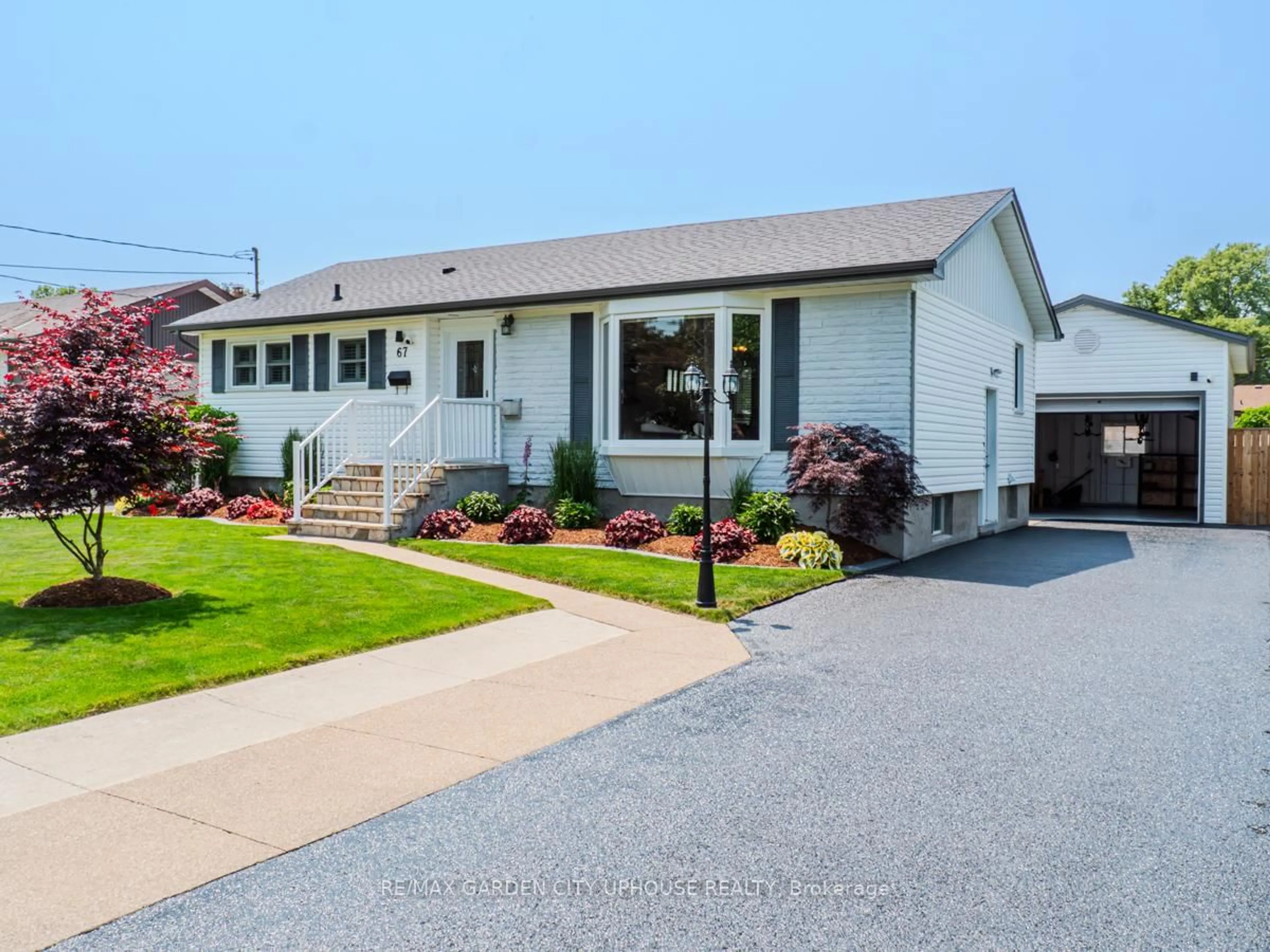 Home with vinyl exterior material, street for 67 Dunkeld Ave, St. Catharines Ontario L2M 4A8