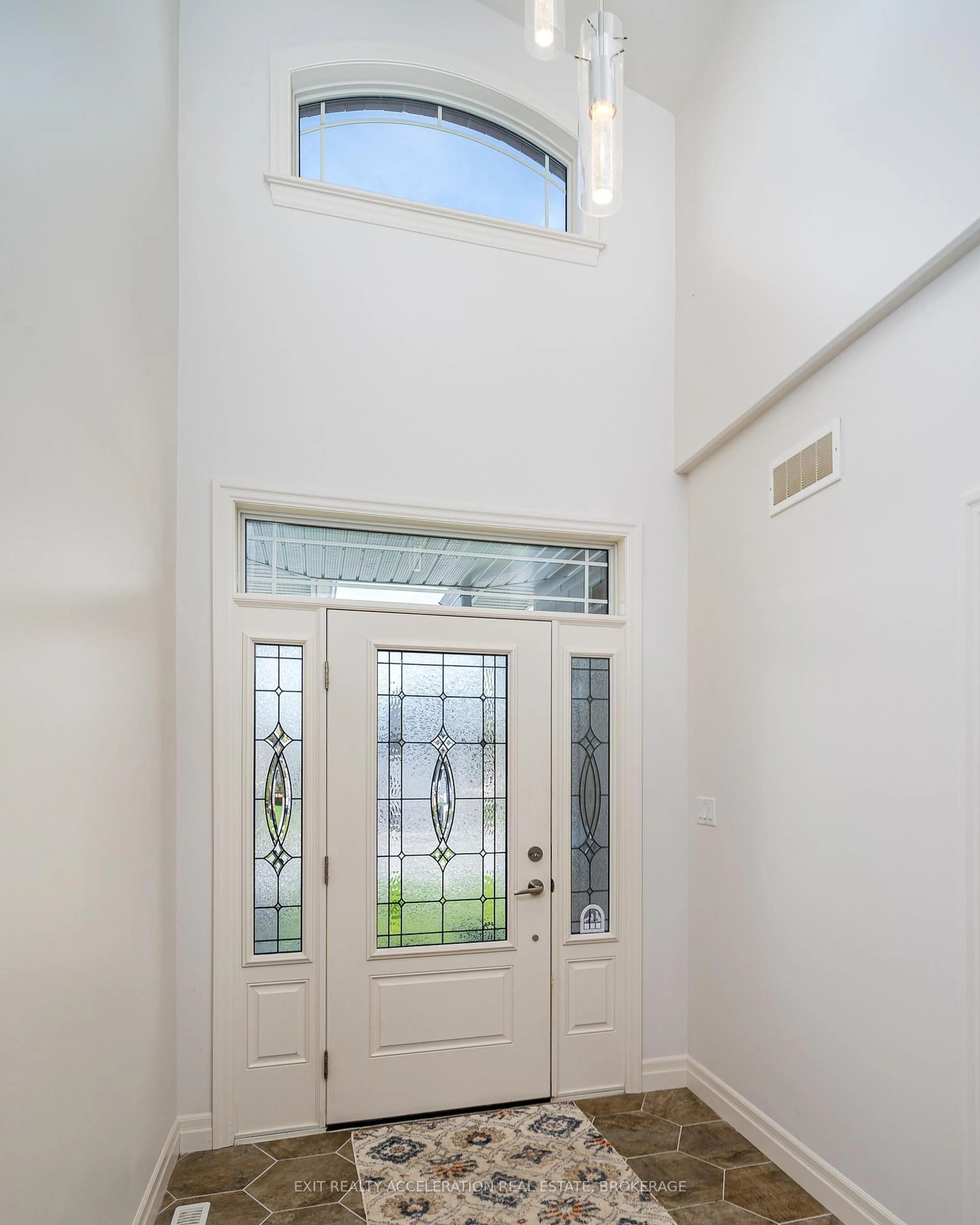 Indoor entryway for 10 Briarwood Cres, Greater Napanee Ontario K7R 3A1
