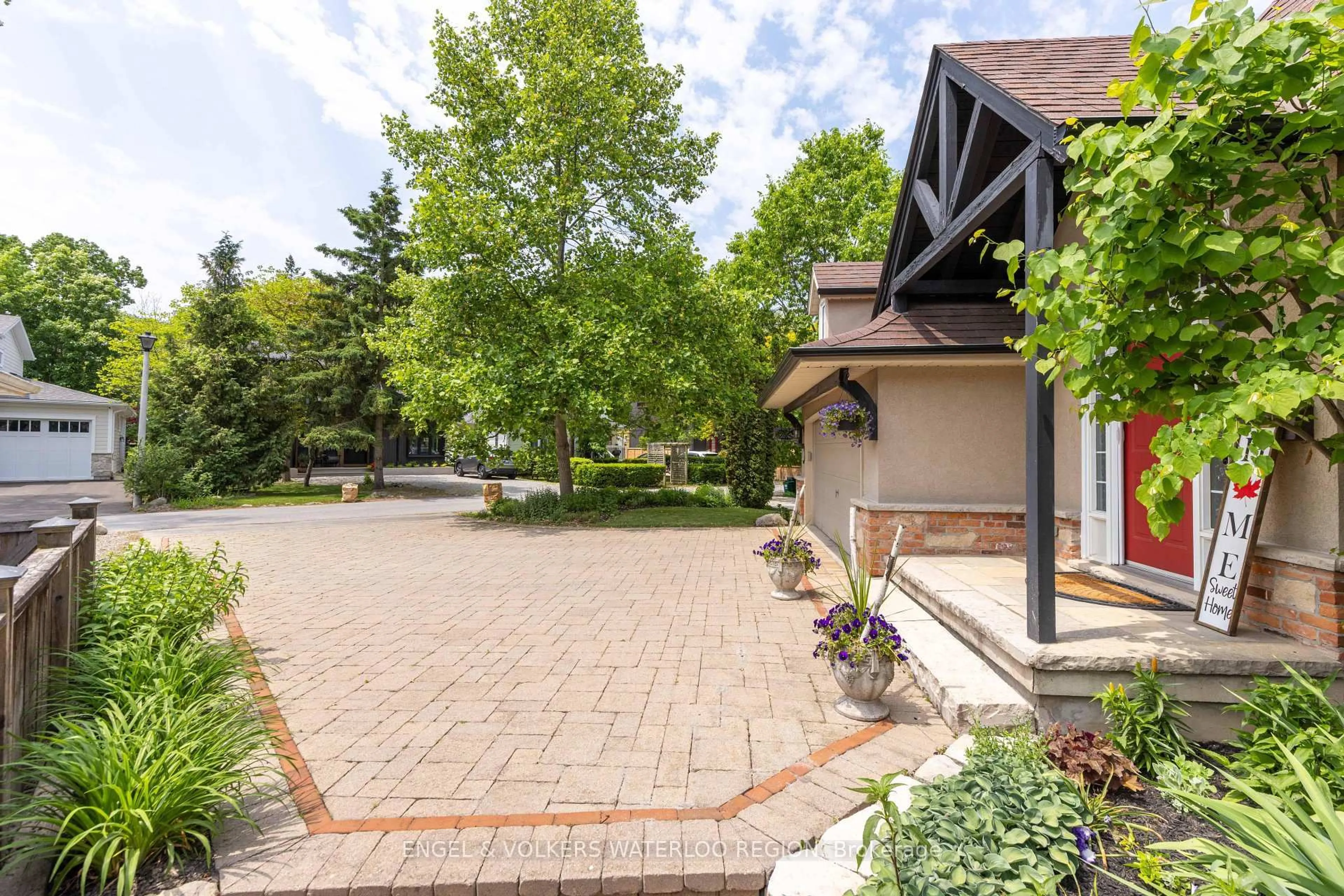 Patio, street for 17 Vincent Ave, Niagara-on-the-Lake Ontario L0S 1J0