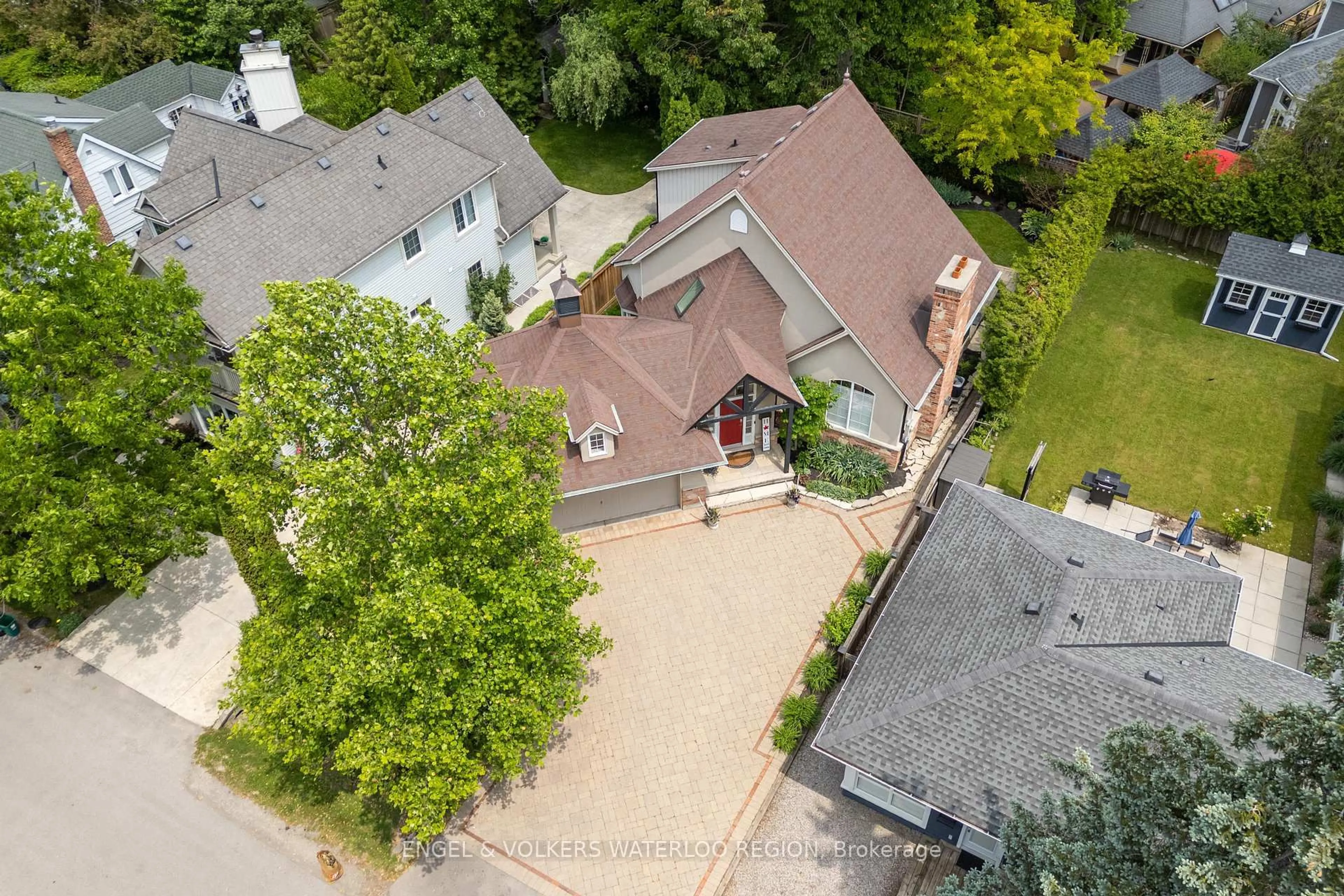 A pic from outside/outdoor area/front of a property/back of a property/a pic from drone, street for 17 Vincent Ave, Niagara-on-the-Lake Ontario L0S 1J0