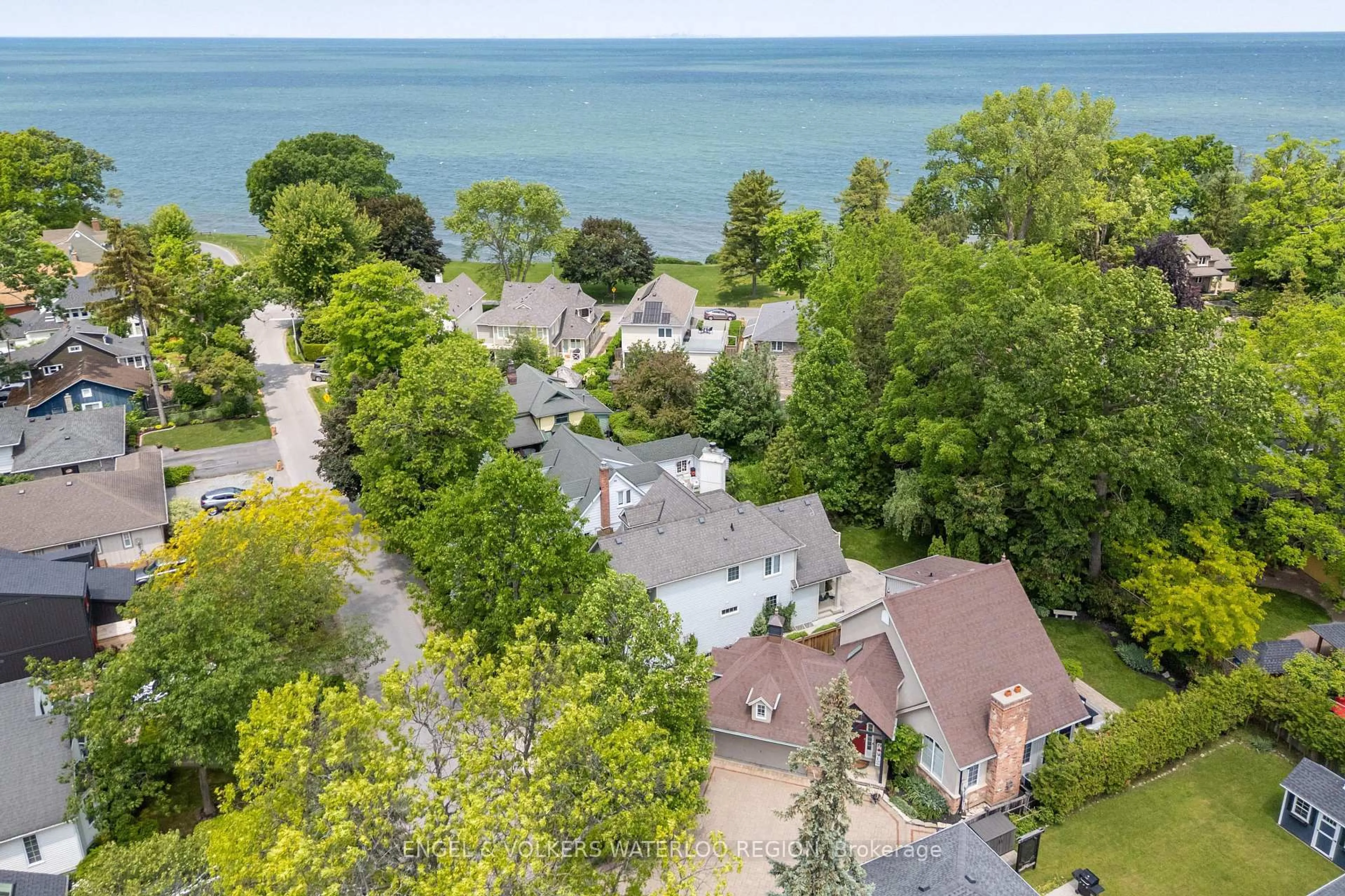 A pic from outside/outdoor area/front of a property/back of a property/a pic from drone, water/lake/river/ocean view for 17 Vincent Ave, Niagara-on-the-Lake Ontario L0S 1J0