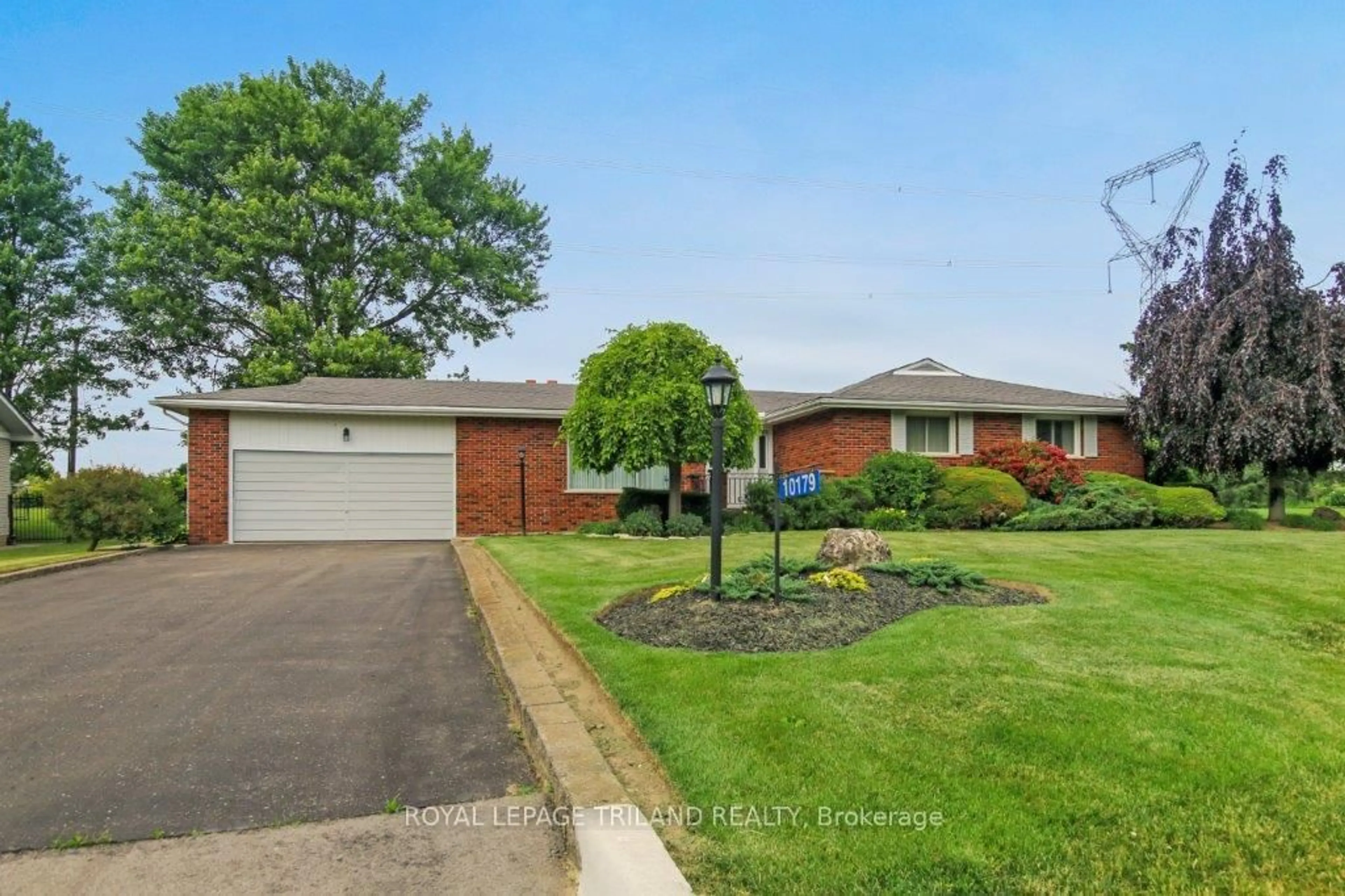 A pic from outside/outdoor area/front of a property/back of a property/a pic from drone, street for 10179 Lynhurst Park Dr, Southwold Ontario N5P 2E5