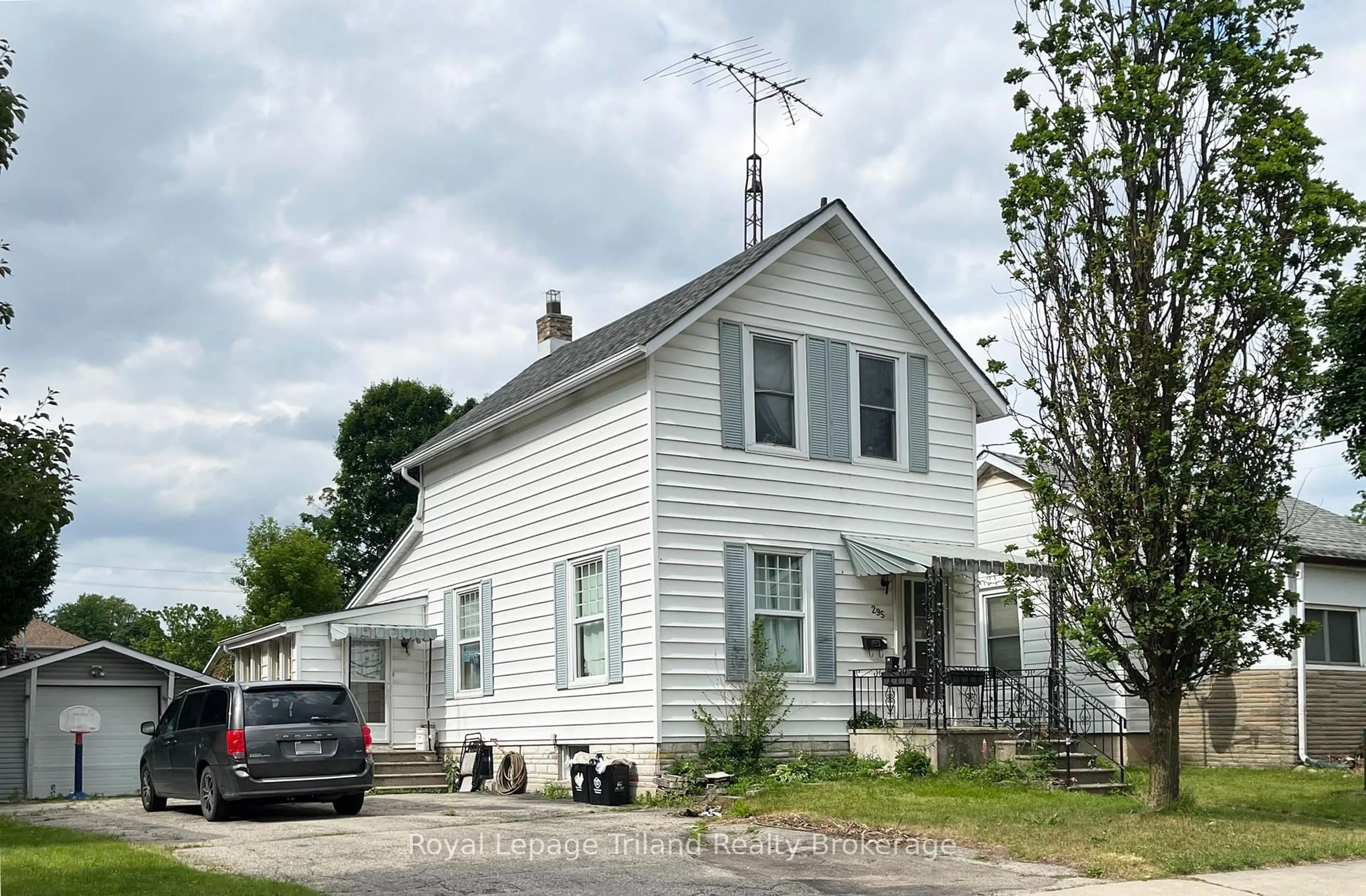 Home with vinyl exterior material, street for 295 Queen St, Woodstock Ontario N4S 1L8