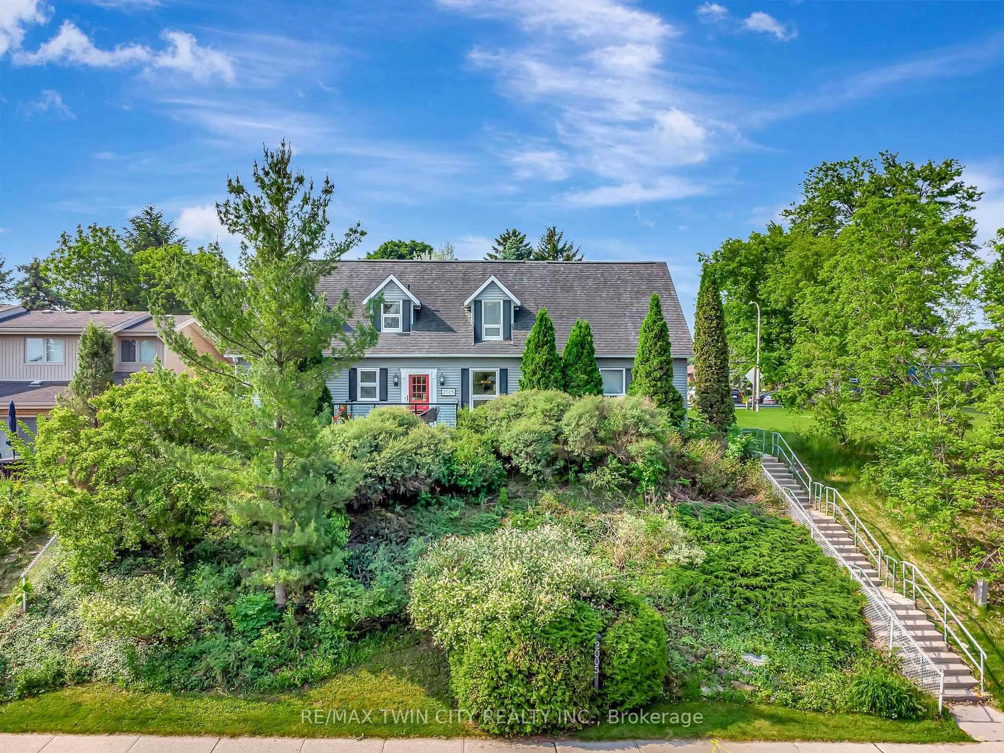 A pic from outside/outdoor area/front of a property/back of a property/a pic from drone, unknown for 2005 Old Mill Rd, Kitchener Ontario N2P 1E4
