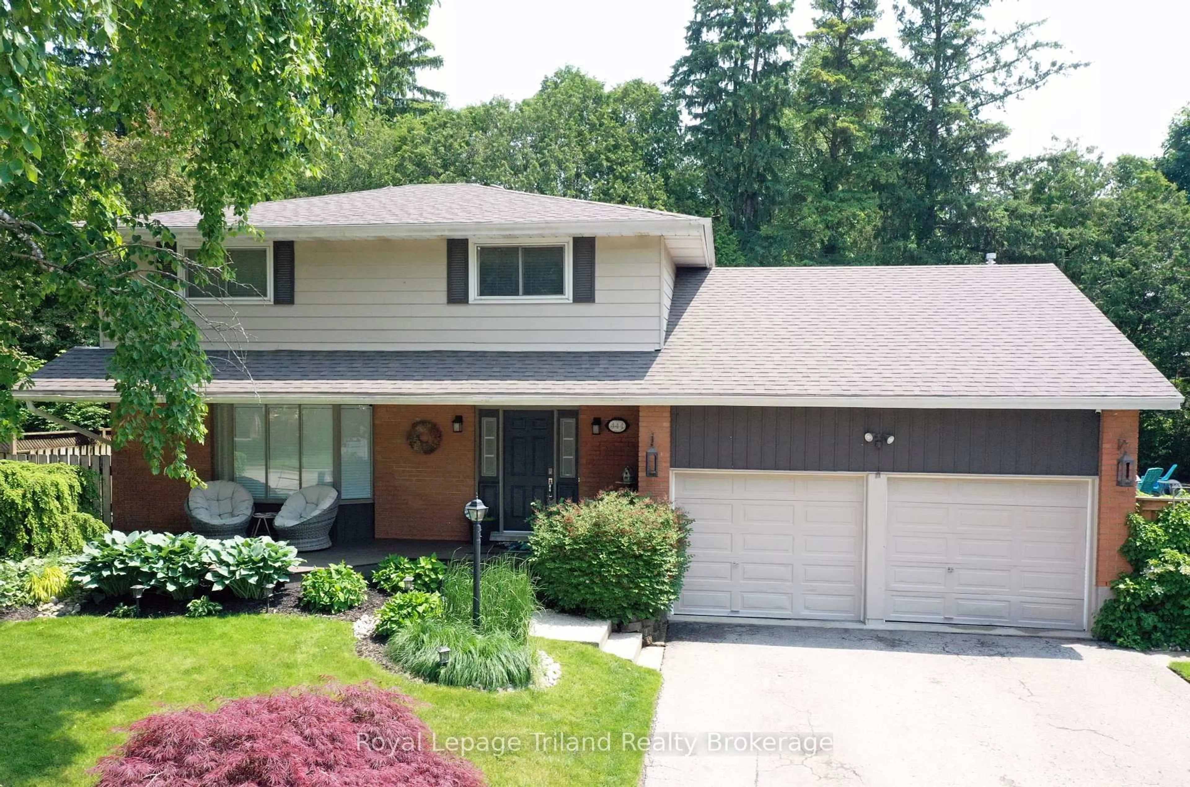 Home with vinyl exterior material, street for 444 Lee Ave, Woodstock Ontario N4S 6Y3