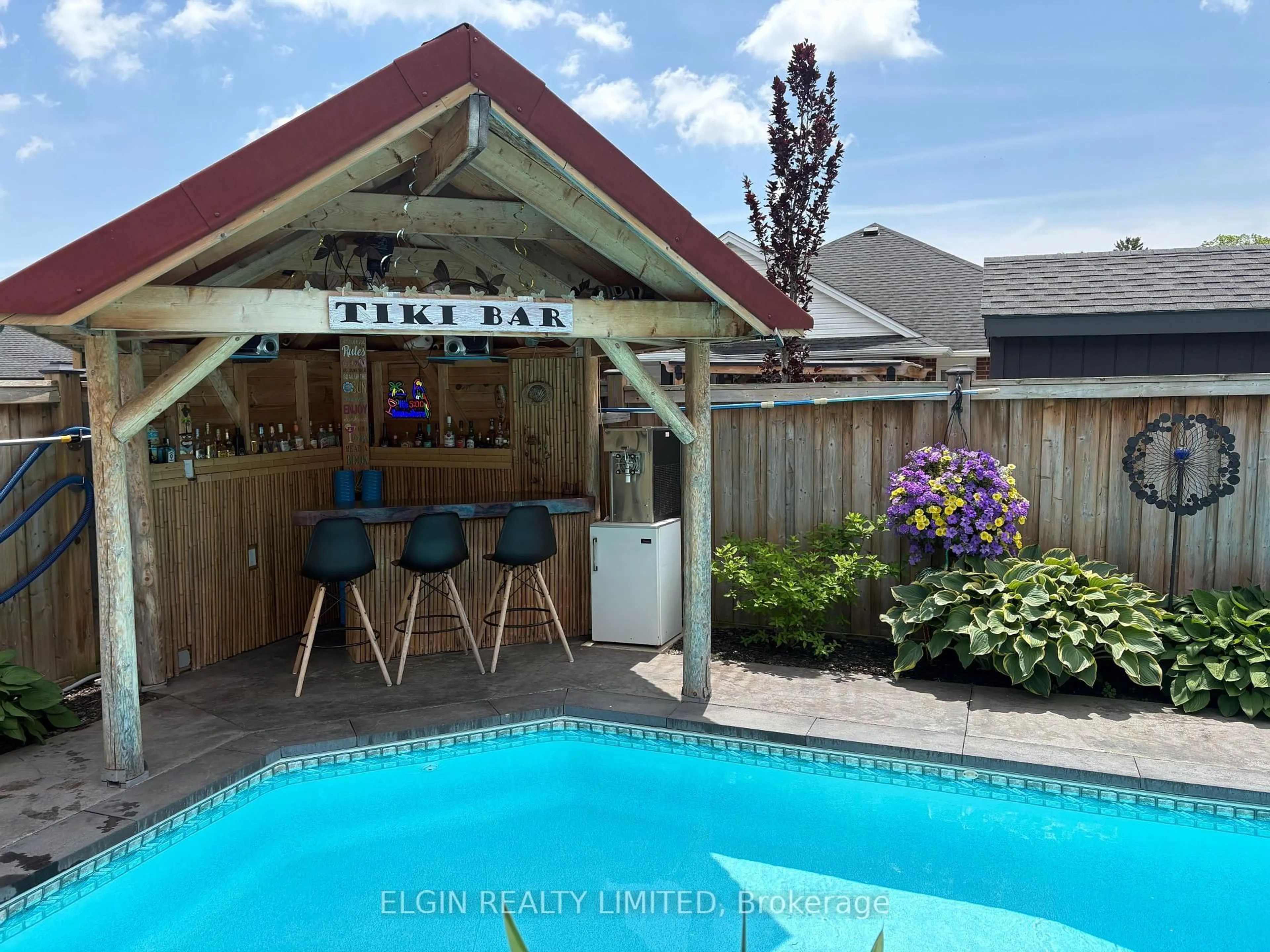 Patio, street for 104 Westlake Dr, St. Thomas Ontario N5P 0B7