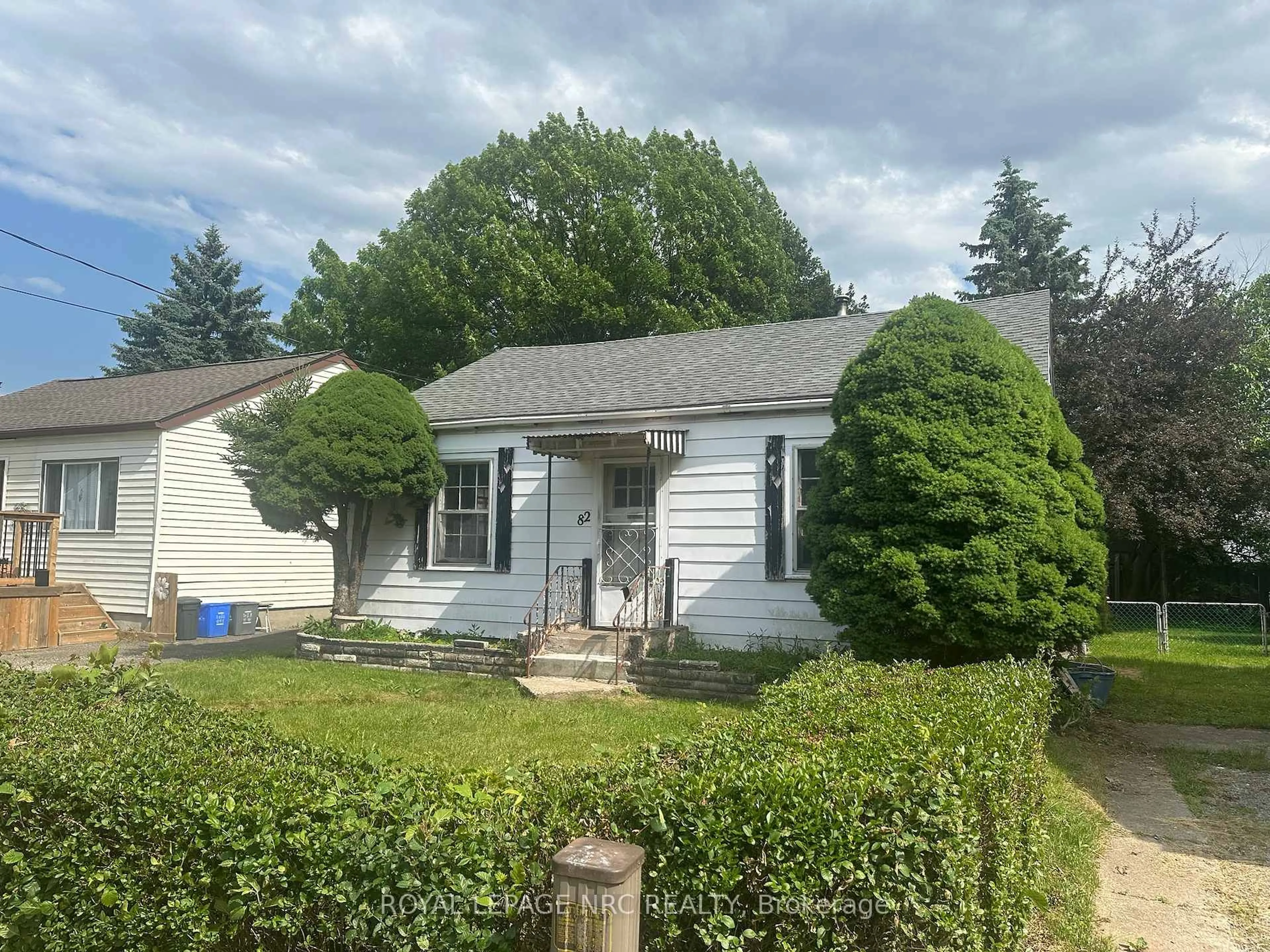 A pic from outside/outdoor area/front of a property/back of a property/a pic from drone, street for 82 Grass Ave, St. Catharines Ontario L2R 1T1