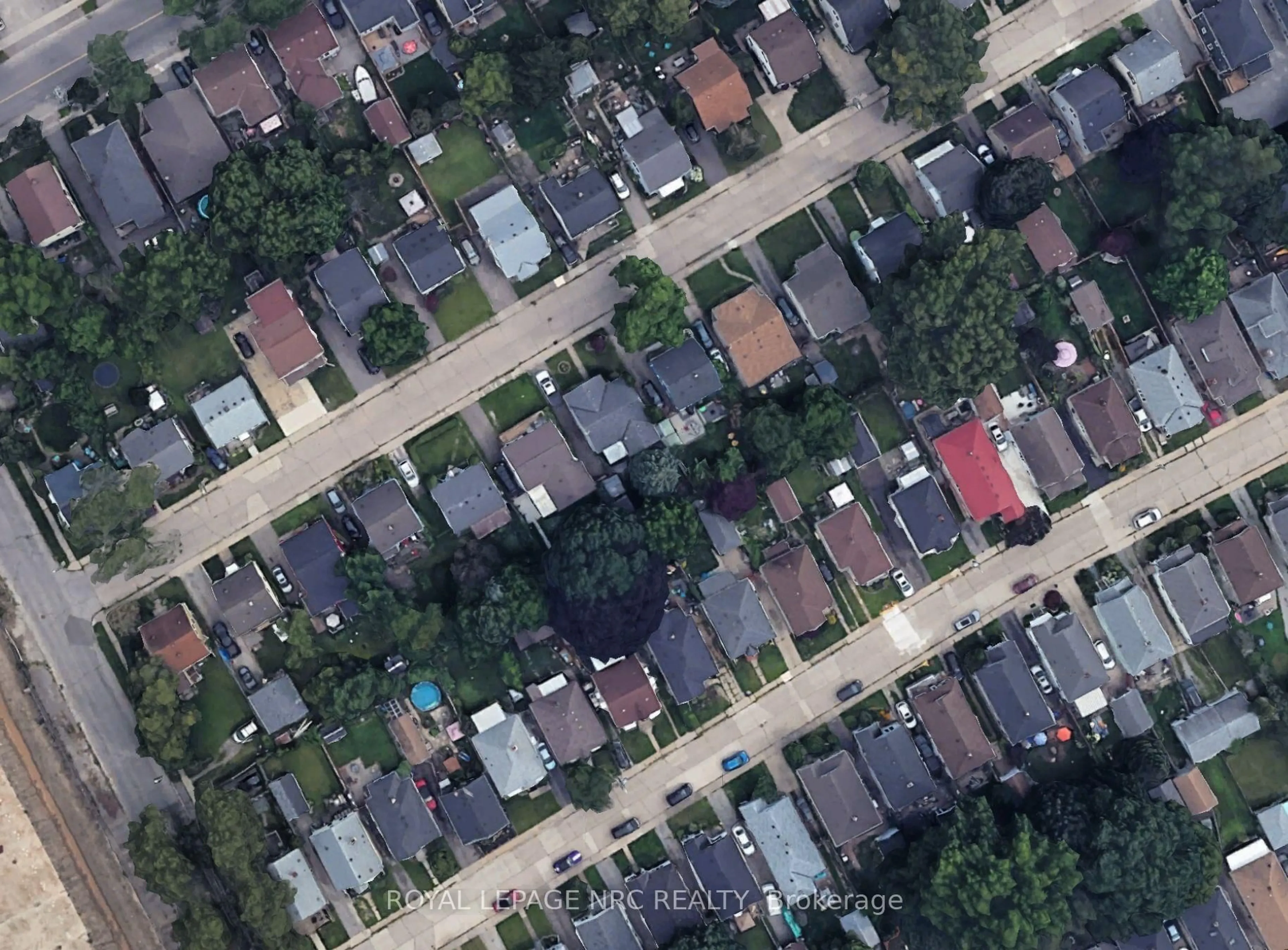 A pic from outside/outdoor area/front of a property/back of a property/a pic from drone, street for 82 Grass Ave, St. Catharines Ontario L2R 1T1