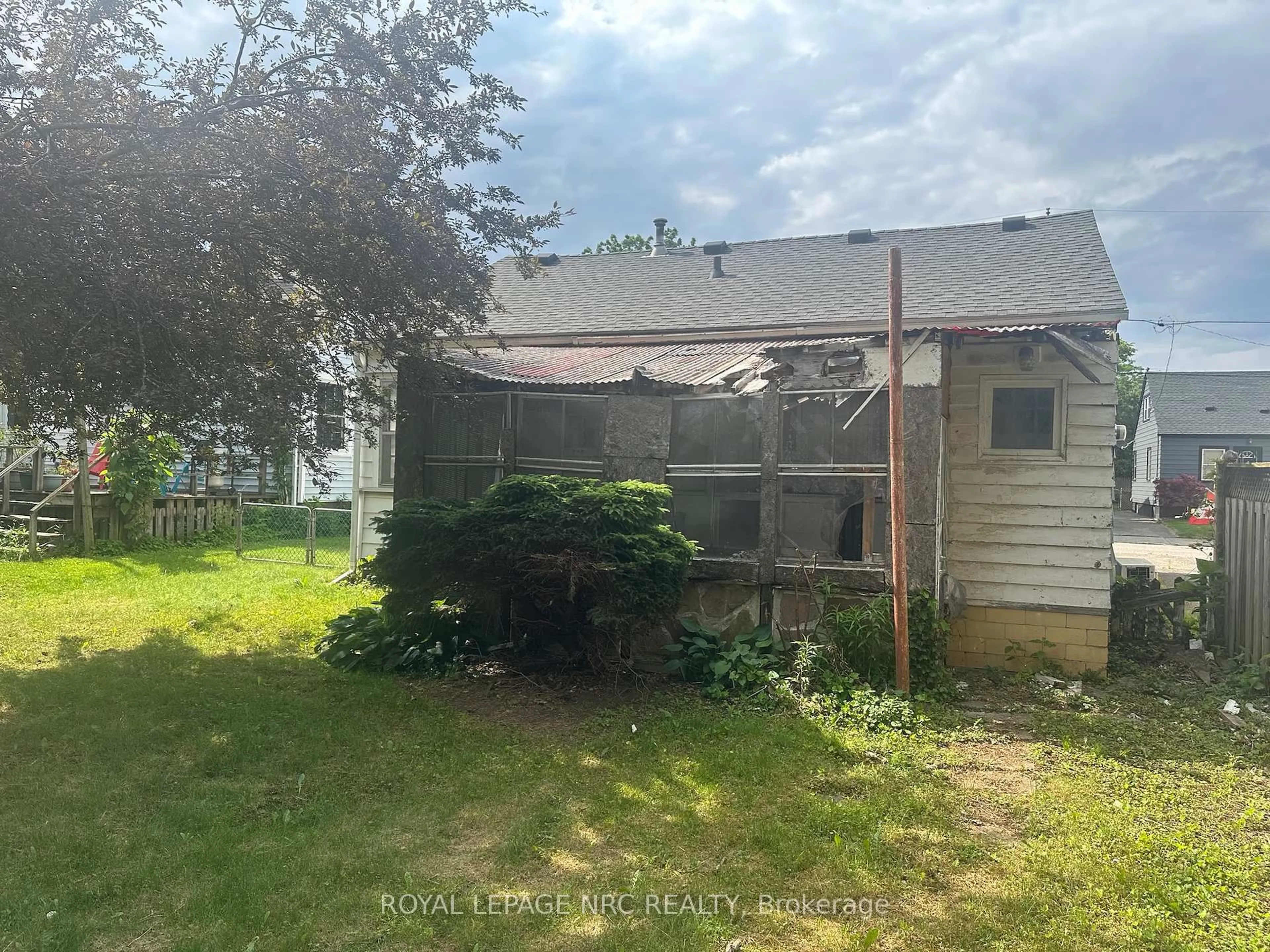 Shed for 82 Grass Ave, St. Catharines Ontario L2R 1T1