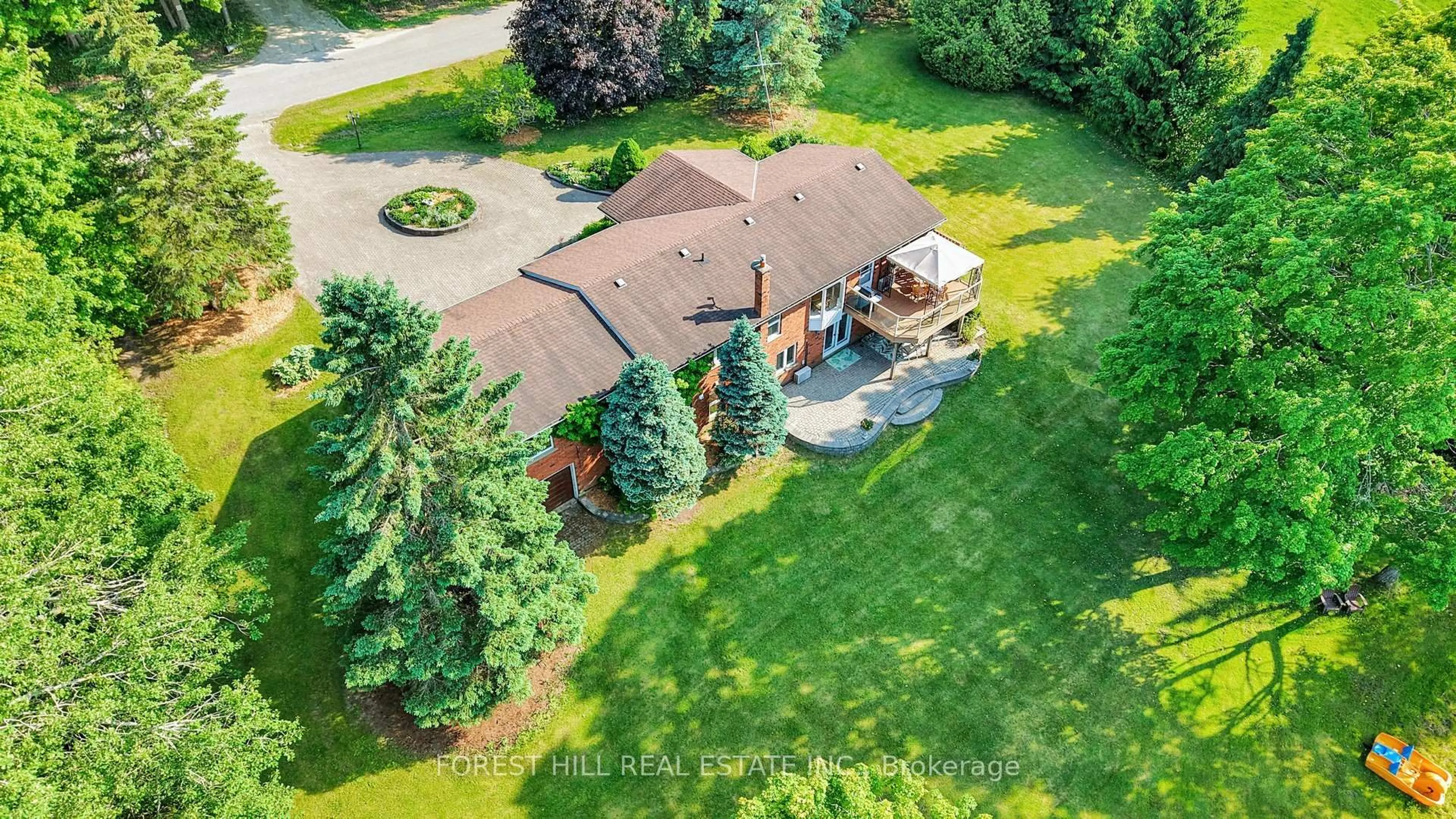 A pic from outside/outdoor area/front of a property/back of a property/a pic from drone, unknown for 46 Maplewood Dr, Amaranth Ontario L9V 3N6