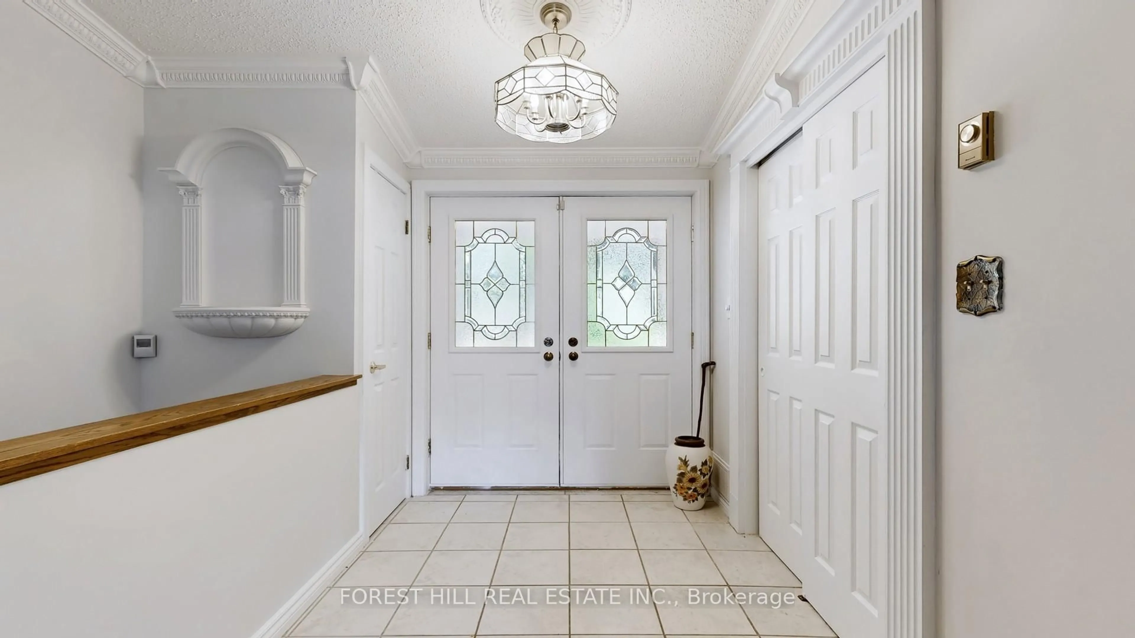 Indoor entryway for 46 Maplewood Dr, Amaranth Ontario L9V 3N6