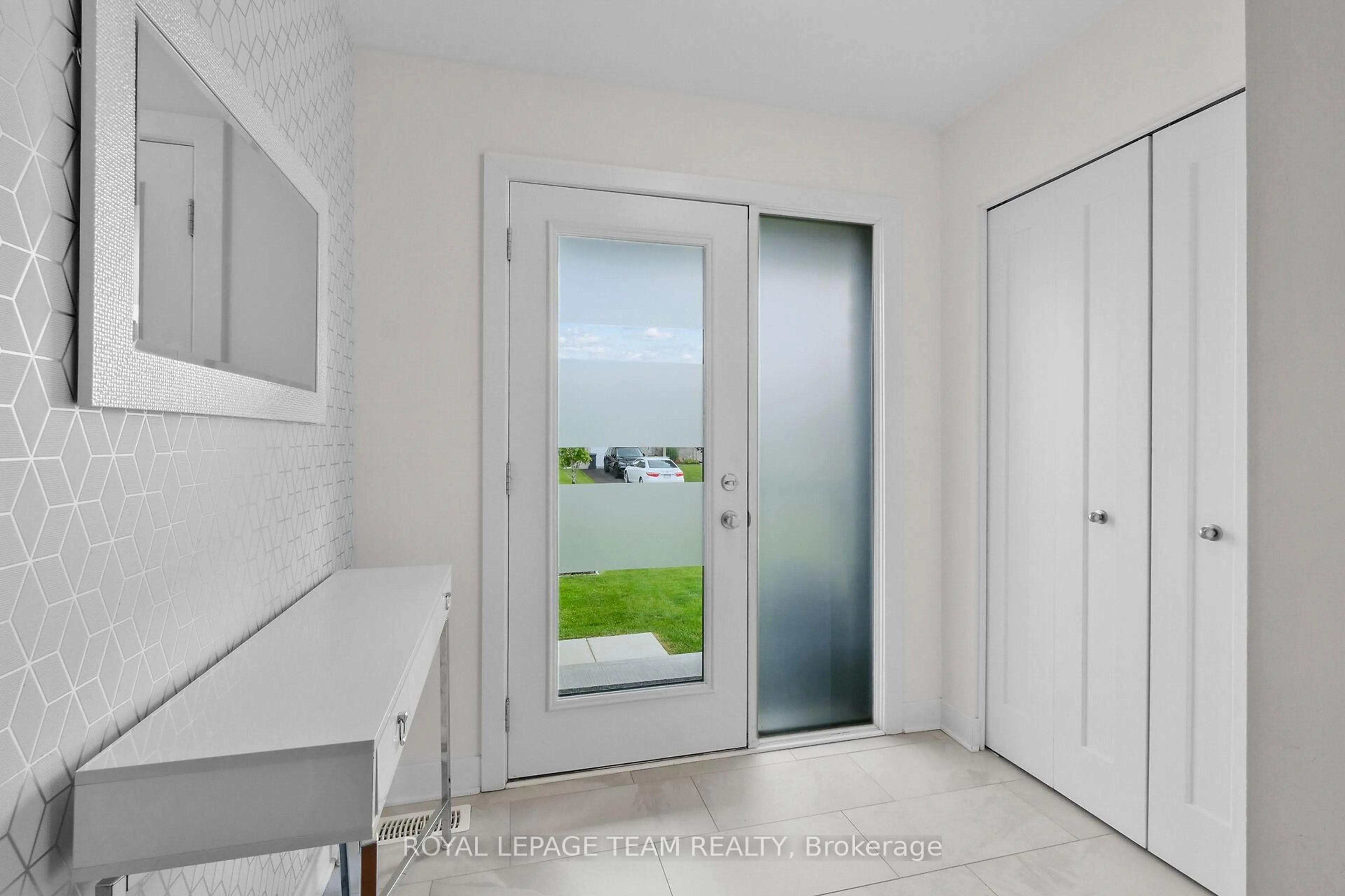 Indoor entryway for 374 Trillium Circ, Alfred and Plantagenet Ontario K0A 3K0