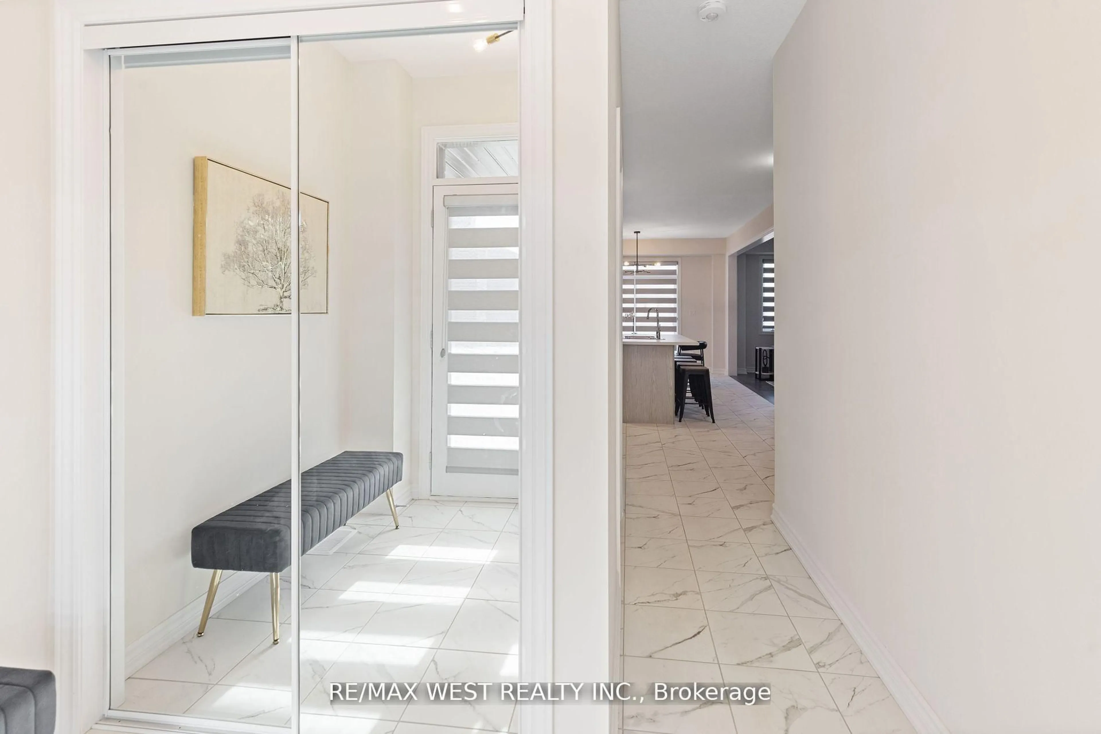 Indoor foyer for 399 Barker Pkwy, Thorold Ontario L2V 0K6
