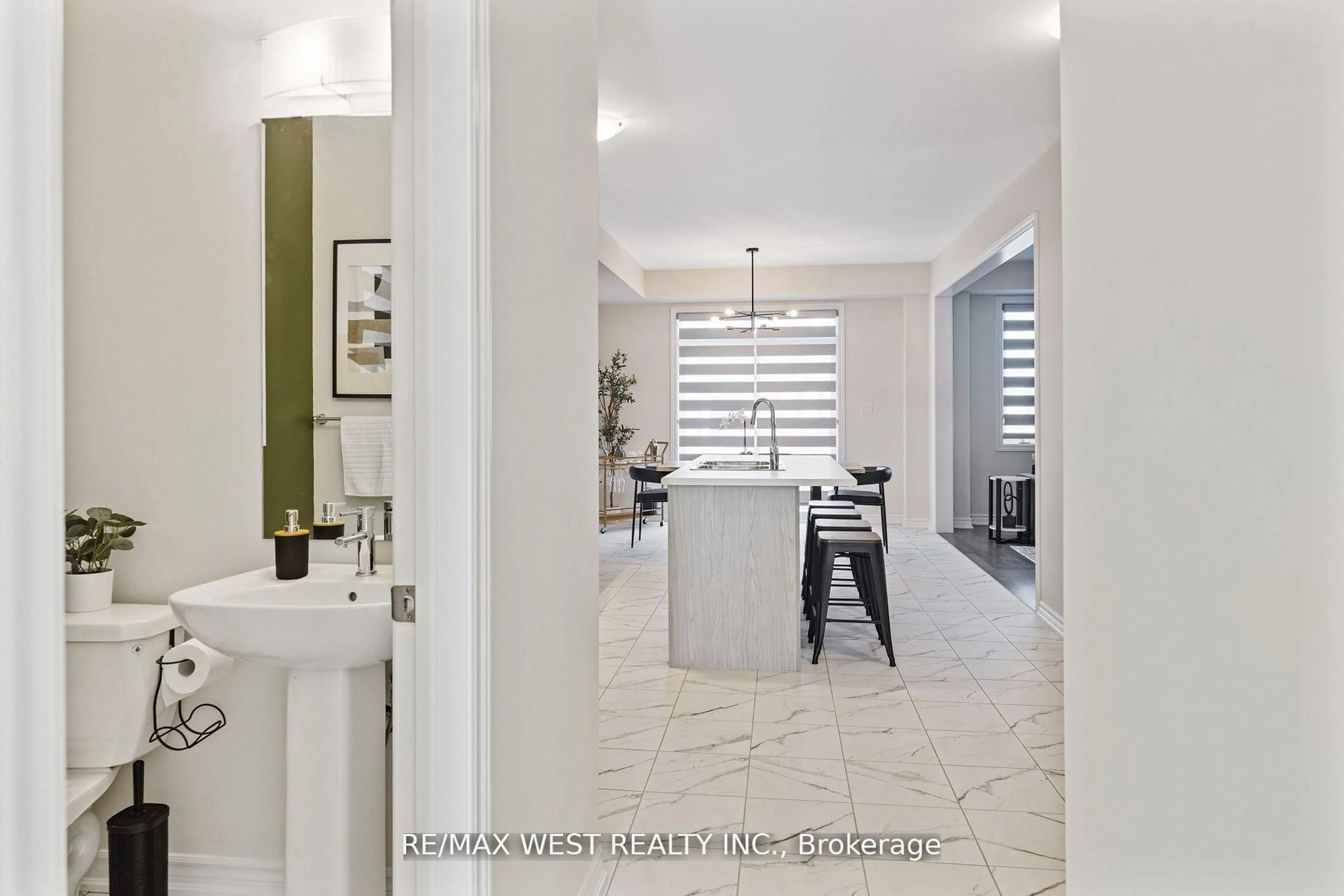 Contemporary bathroom, ceramic/tile floor for 399 Barker Pkwy, Thorold Ontario L2V 0K6