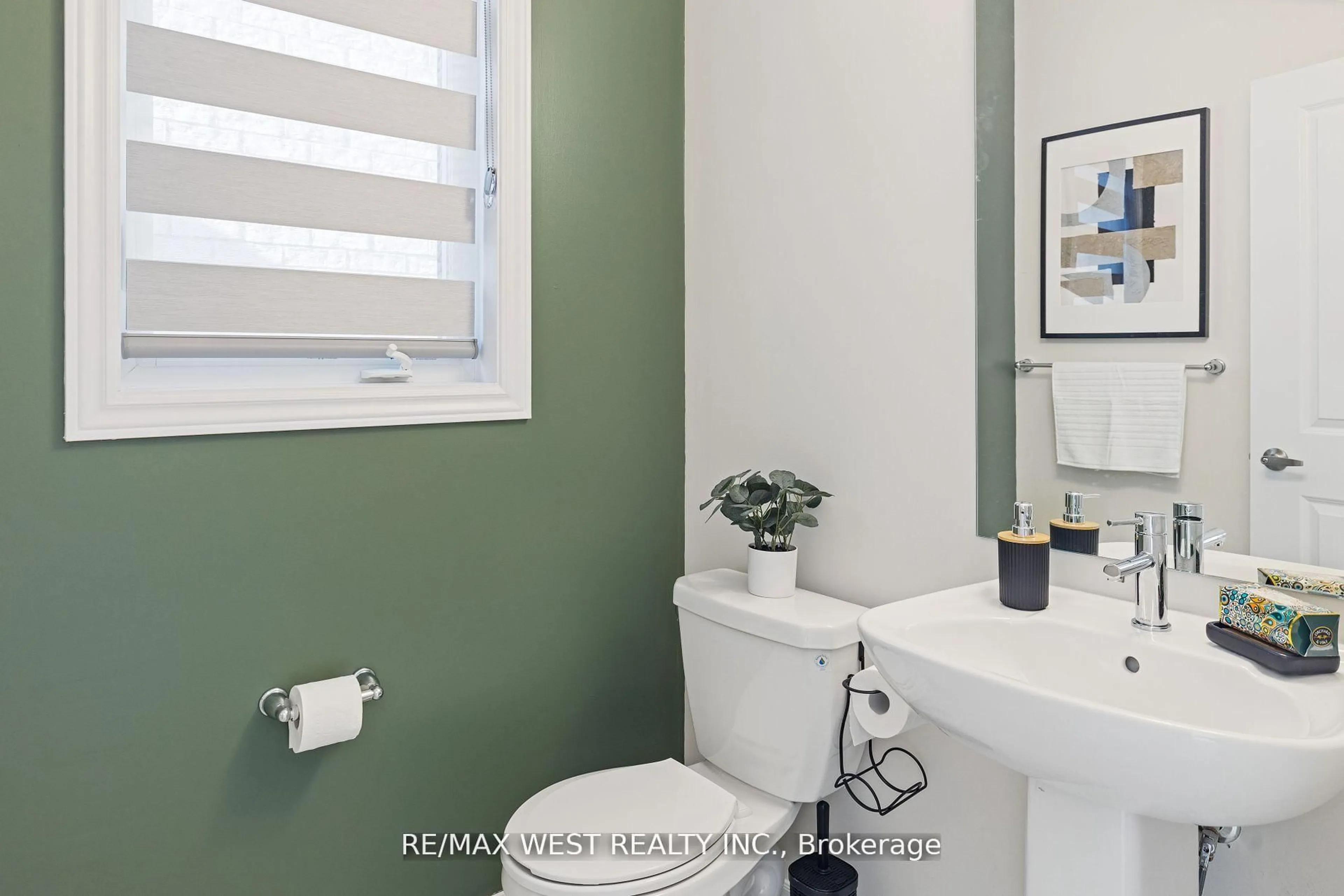 Contemporary bathroom, ceramic/tile floor for 399 Barker Pkwy, Thorold Ontario L2V 0K6