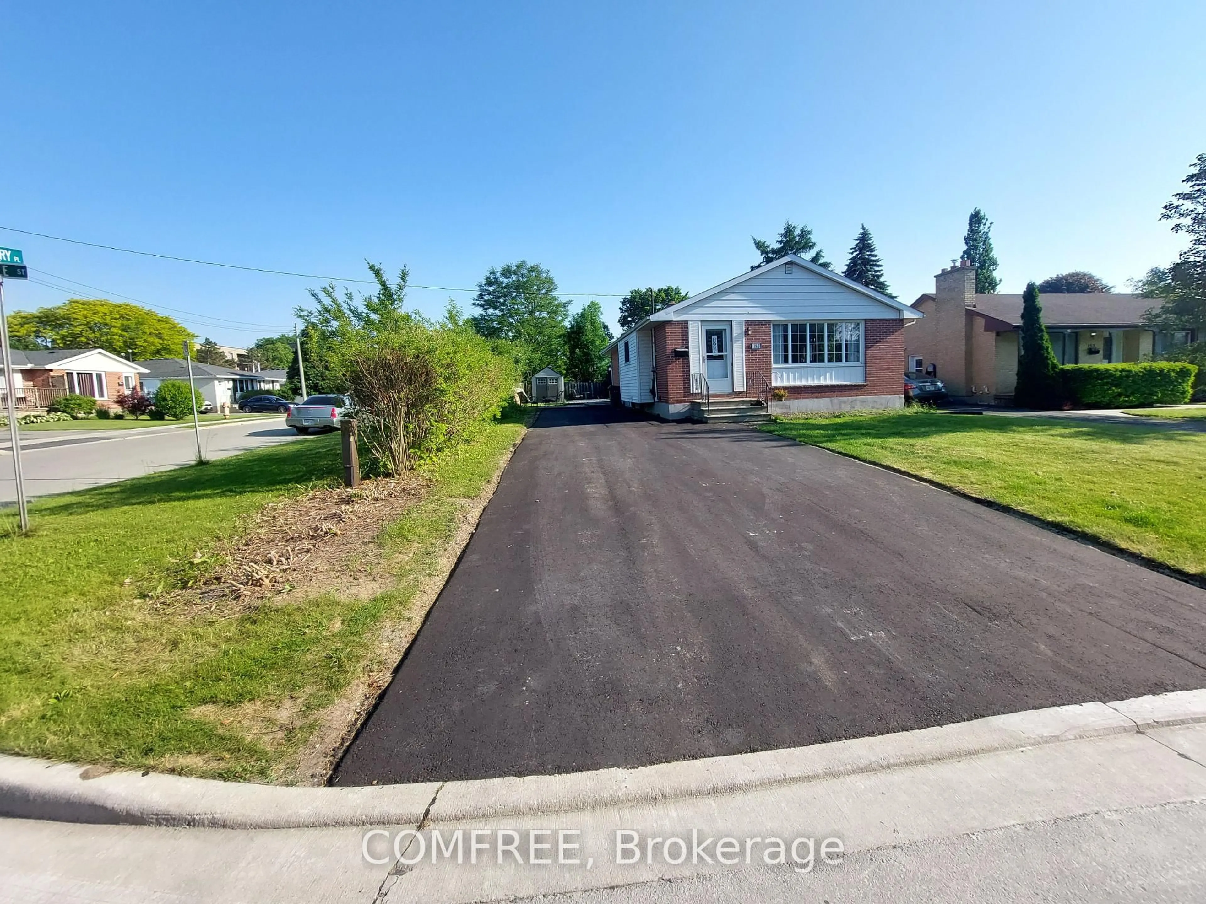 A pic from outside/outdoor area/front of a property/back of a property/a pic from drone, street for 195 Myrtle St, St. Thomas Ontario N5R 2G8