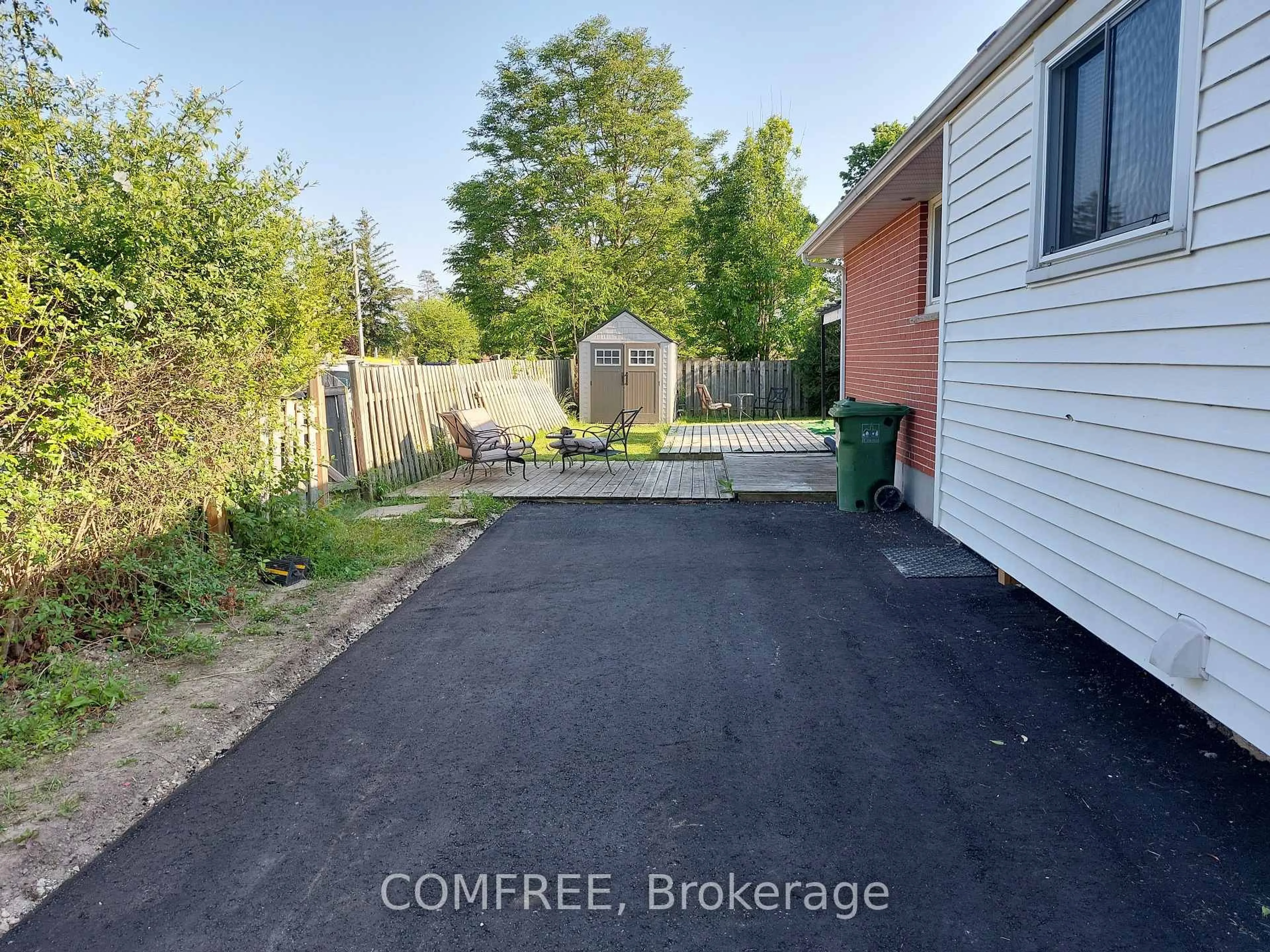 A pic from outside/outdoor area/front of a property/back of a property/a pic from drone, street for 195 Myrtle St, St. Thomas Ontario N5R 2G8