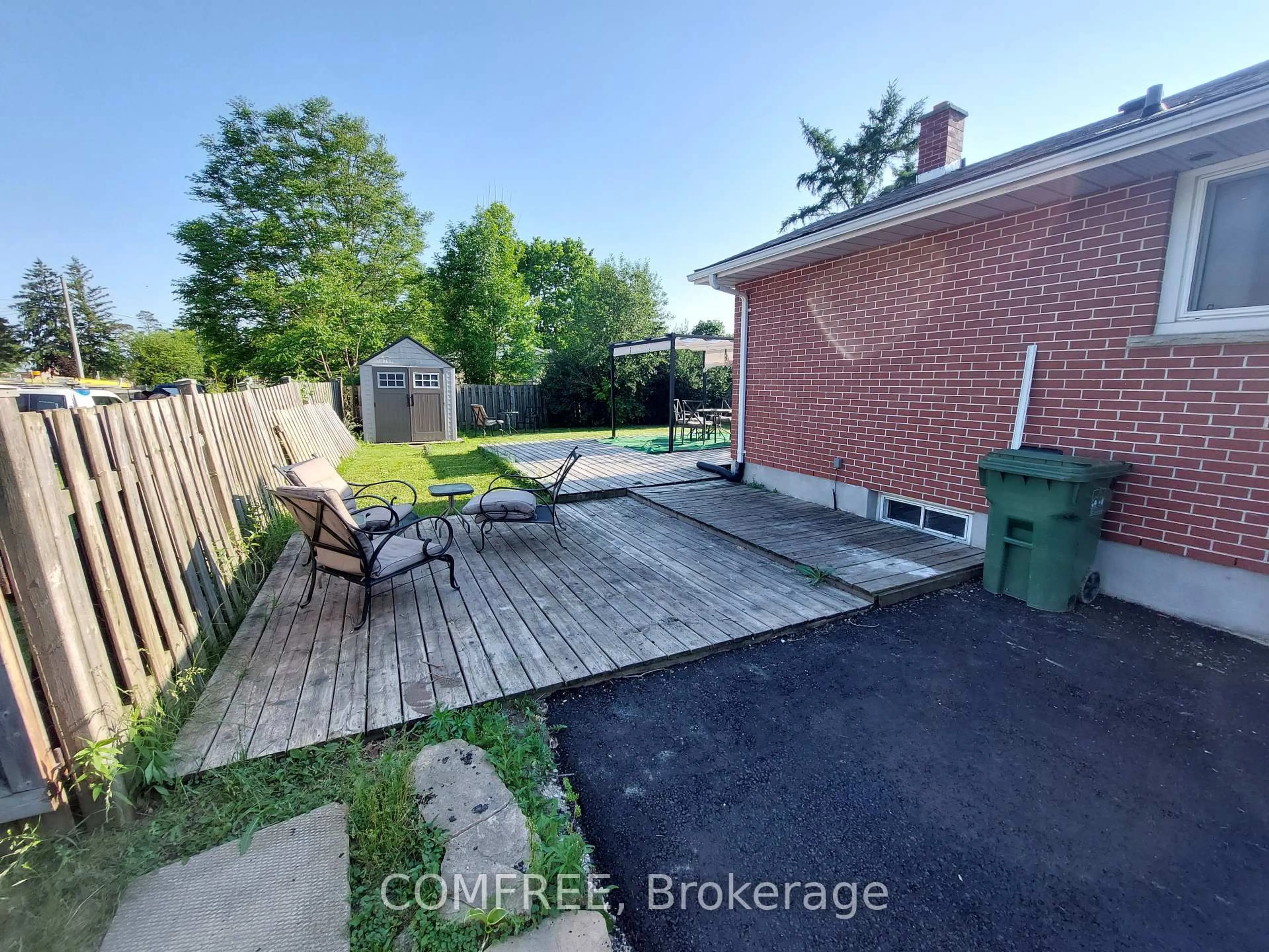 Patio, street for 195 Myrtle St, St. Thomas Ontario N5R 2G8