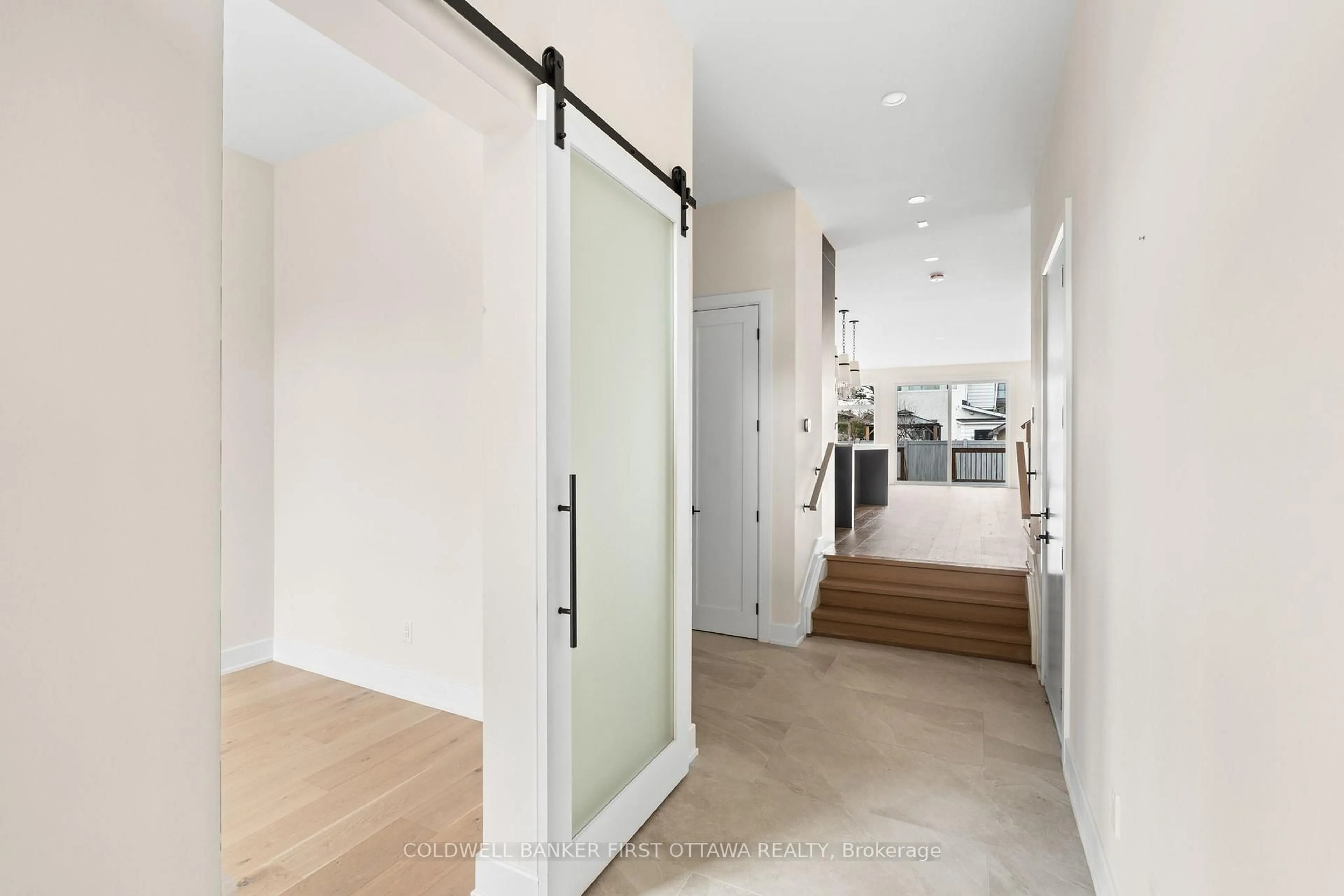 Indoor entryway for 507 Edison Ave, Ottawa Ontario K2A 1V3