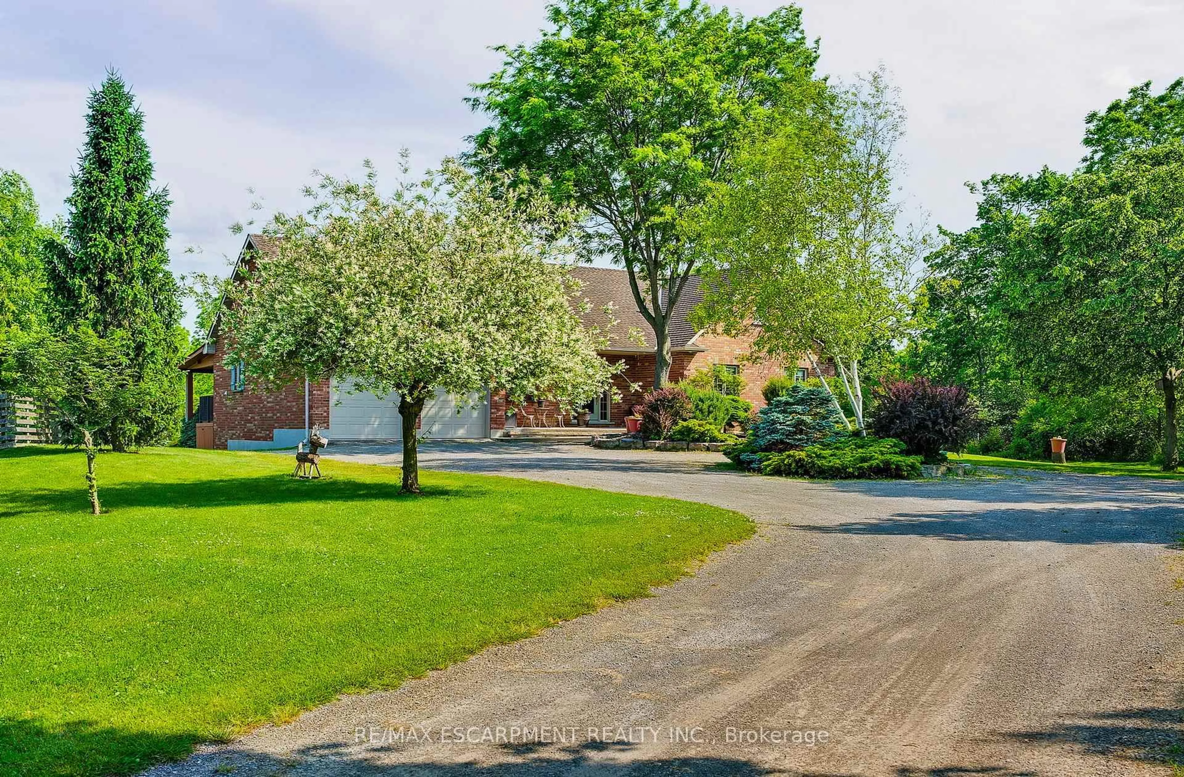 A pic from outside/outdoor area/front of a property/back of a property/a pic from drone, street for 690 York Rd, Hamilton Ontario L9H 5X1