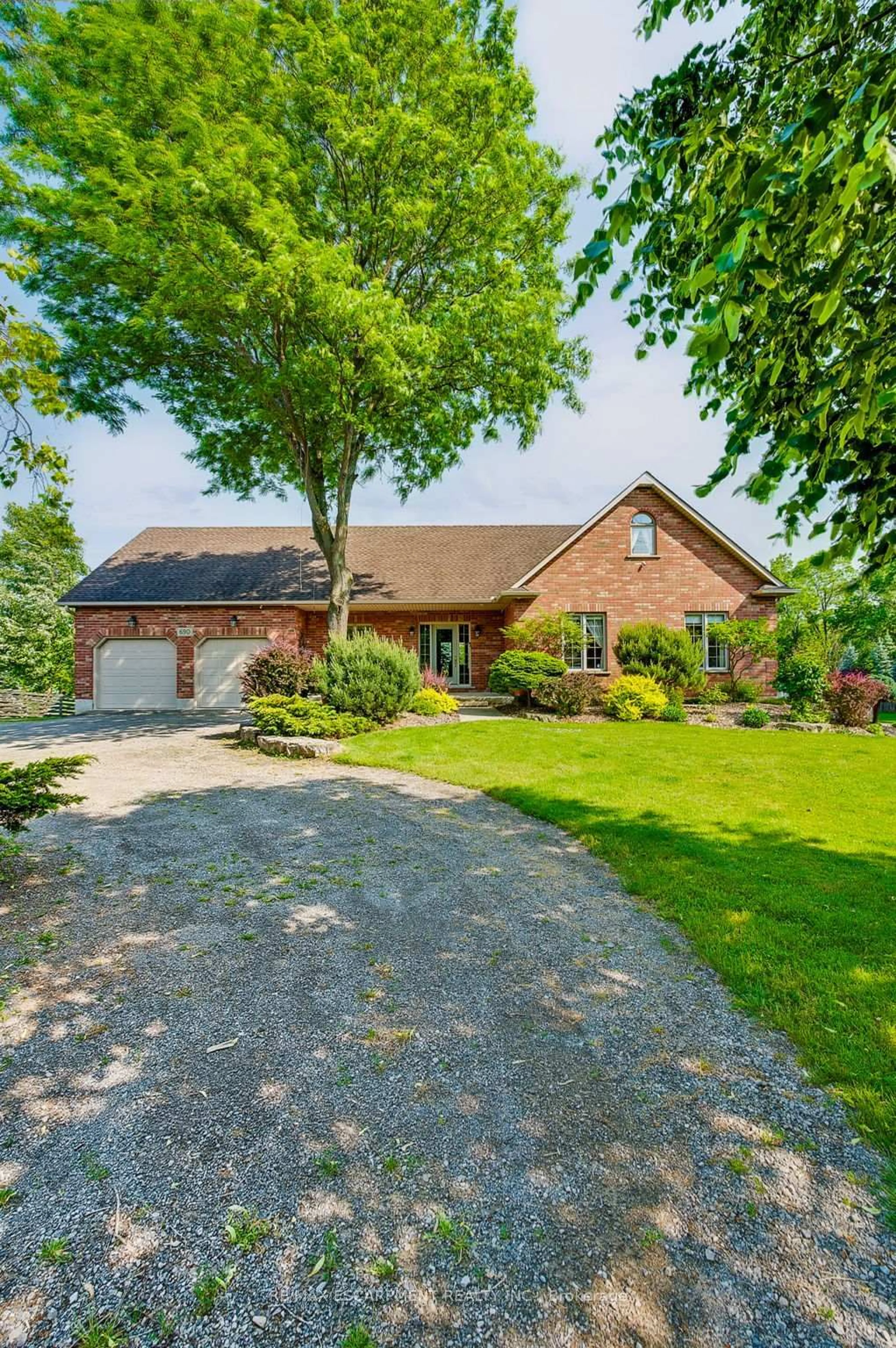 Home with brick exterior material, street for 690 York Rd, Hamilton Ontario L9H 5X1