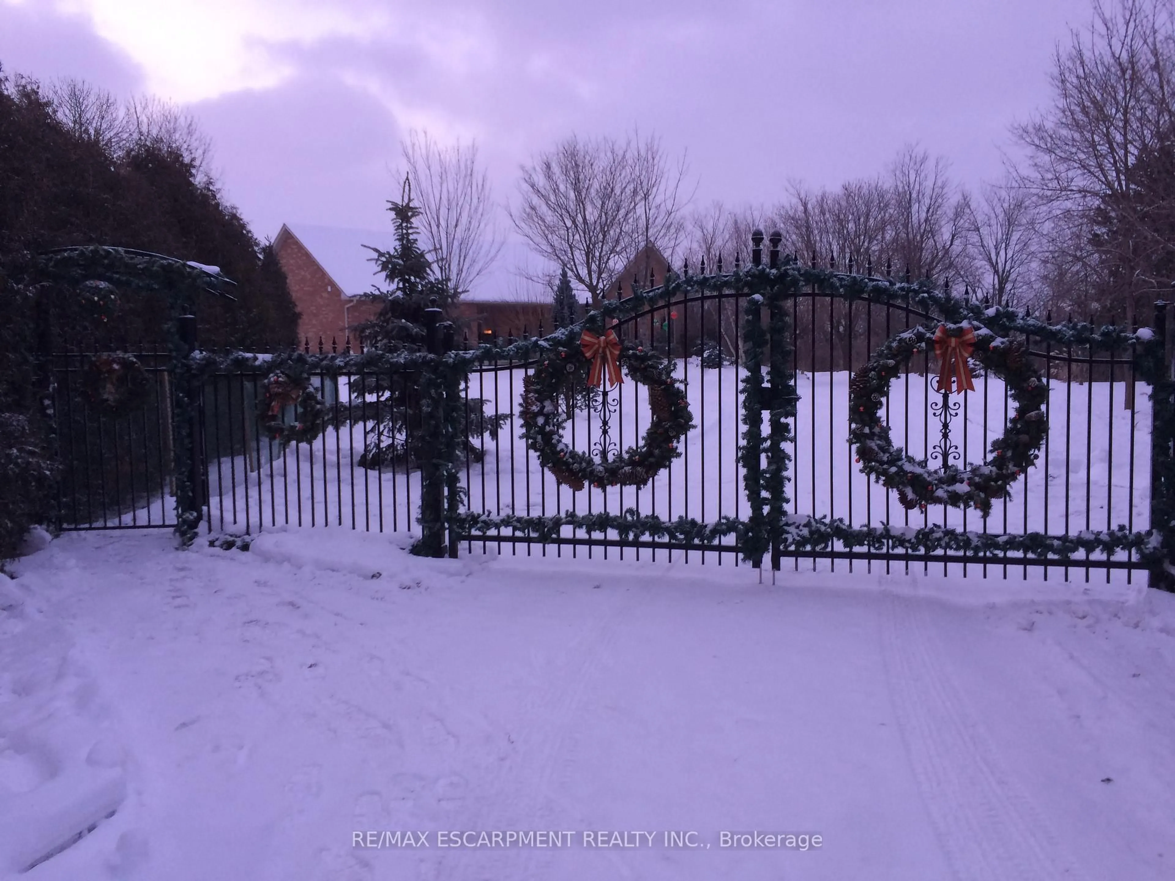 A pic from outside/outdoor area/front of a property/back of a property/a pic from drone, street for 690 York Rd, Hamilton Ontario L9H 5X1