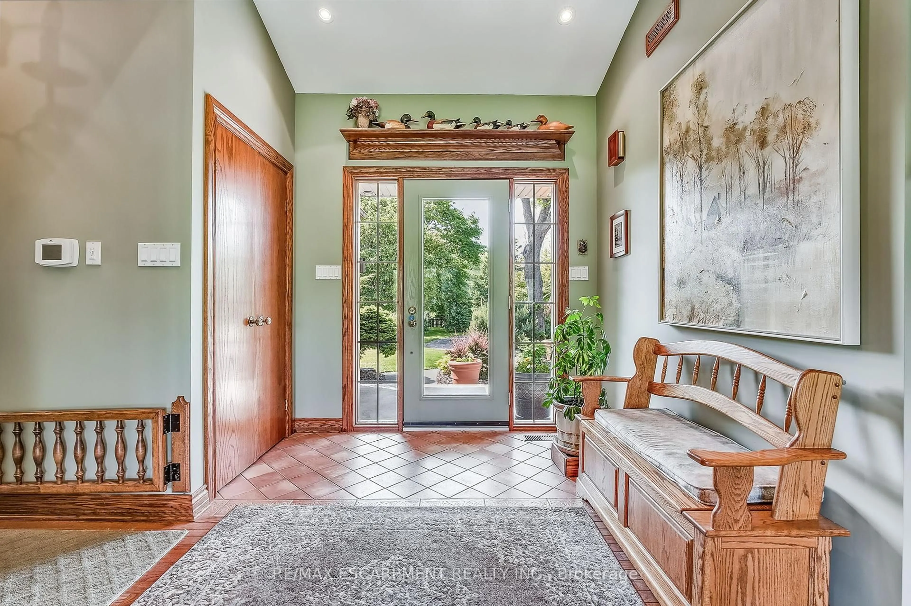 Indoor entryway for 690 York Rd, Hamilton Ontario L9H 5X1