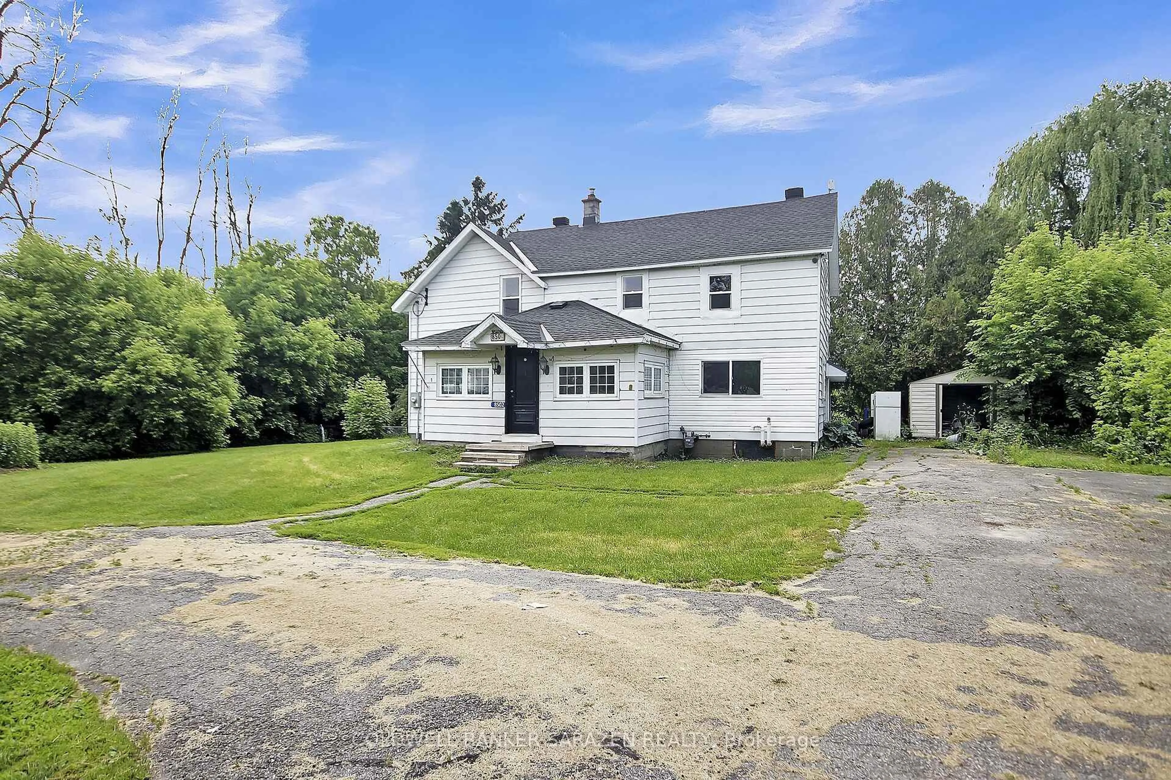 A pic from outside/outdoor area/front of a property/back of a property/a pic from drone, building for 8502 Bank St, Vernon Ontario K0A 3J0