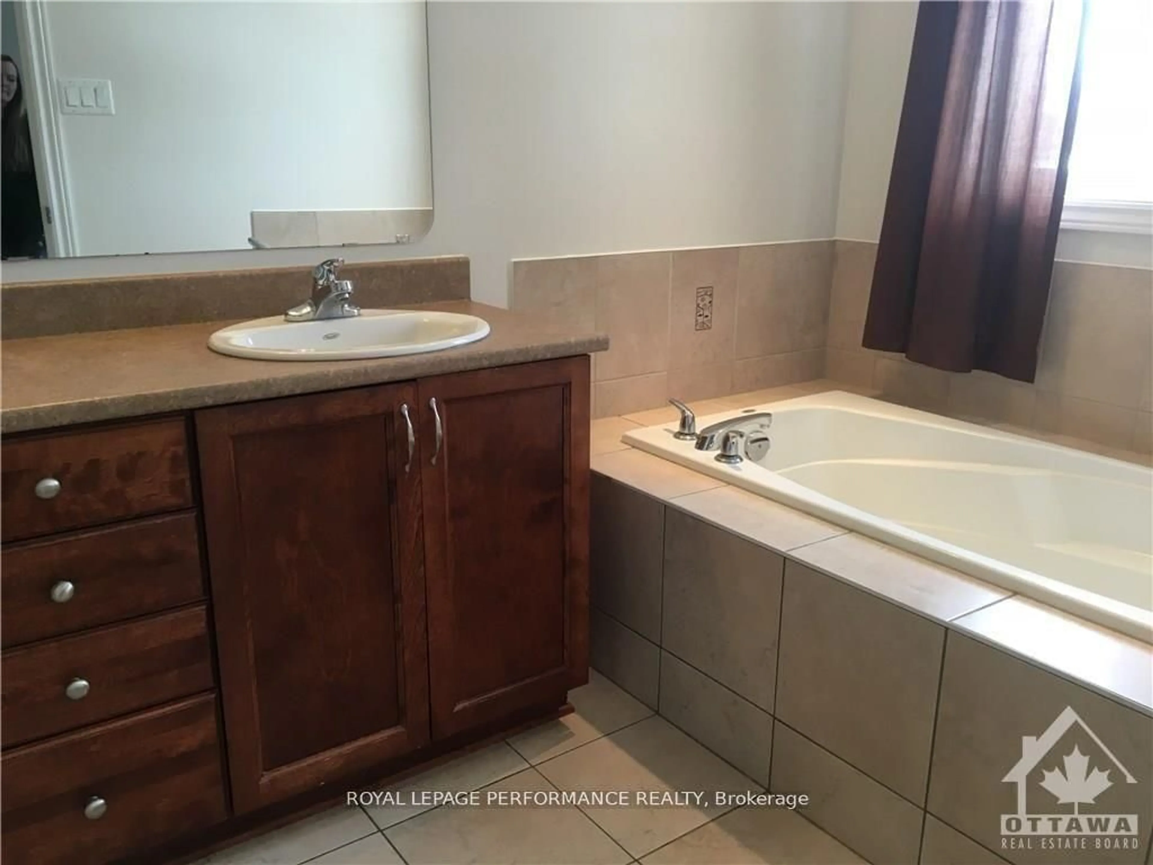 Standard bathroom, ceramic/tile floor for 8164 JEANNE D'ARC Blvd, Ottawa Ontario K1E 2H5