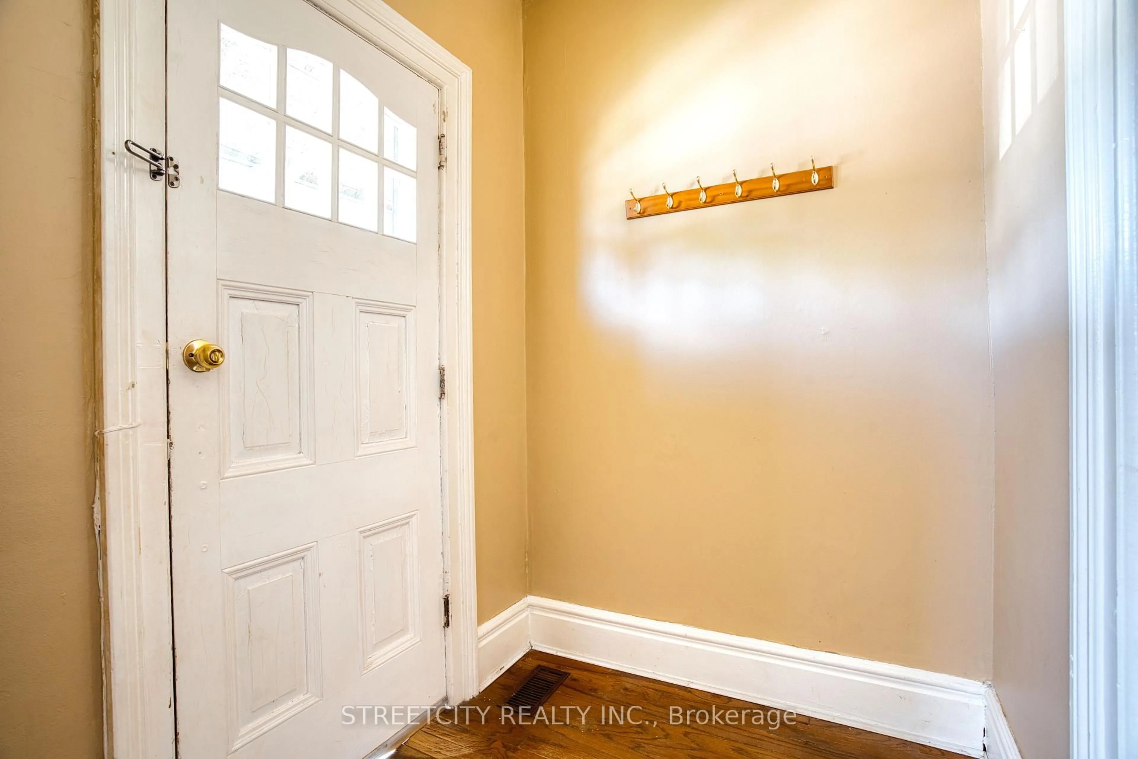 Indoor entryway for 225 Ross St, St. Thomas Ontario N5R 3Y5