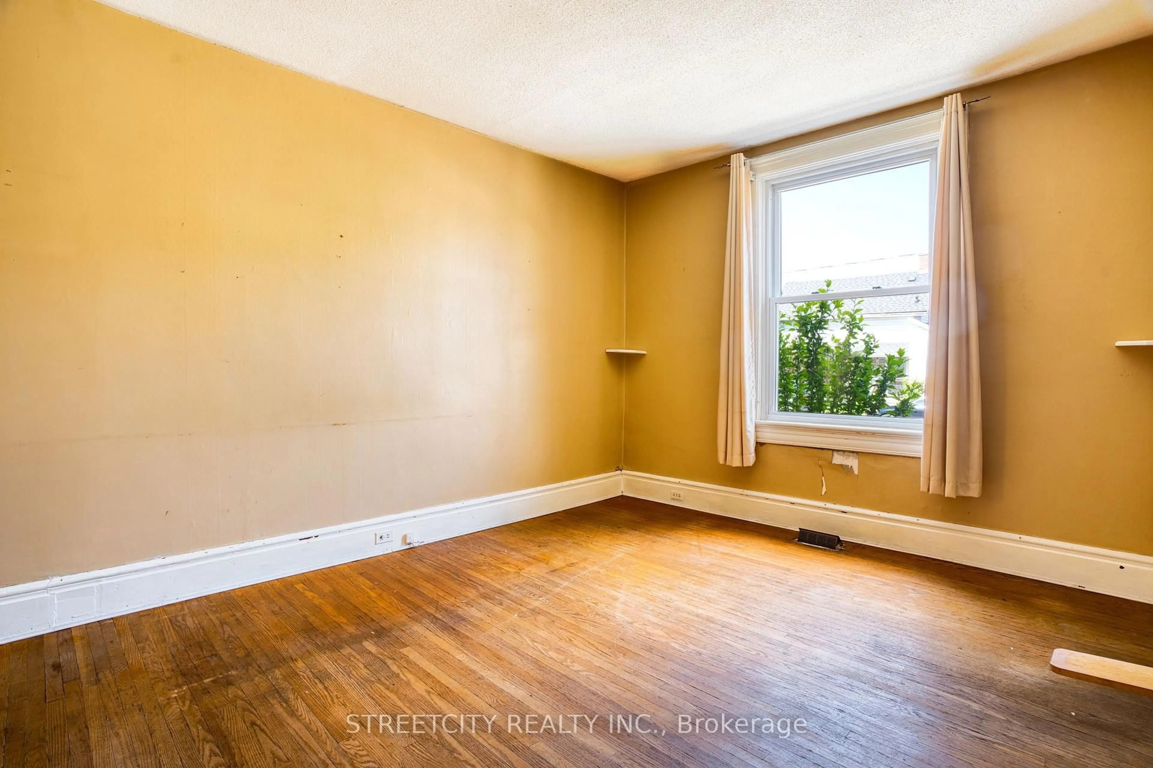A pic of a room for 225 Ross St, St. Thomas Ontario N5R 3Y5