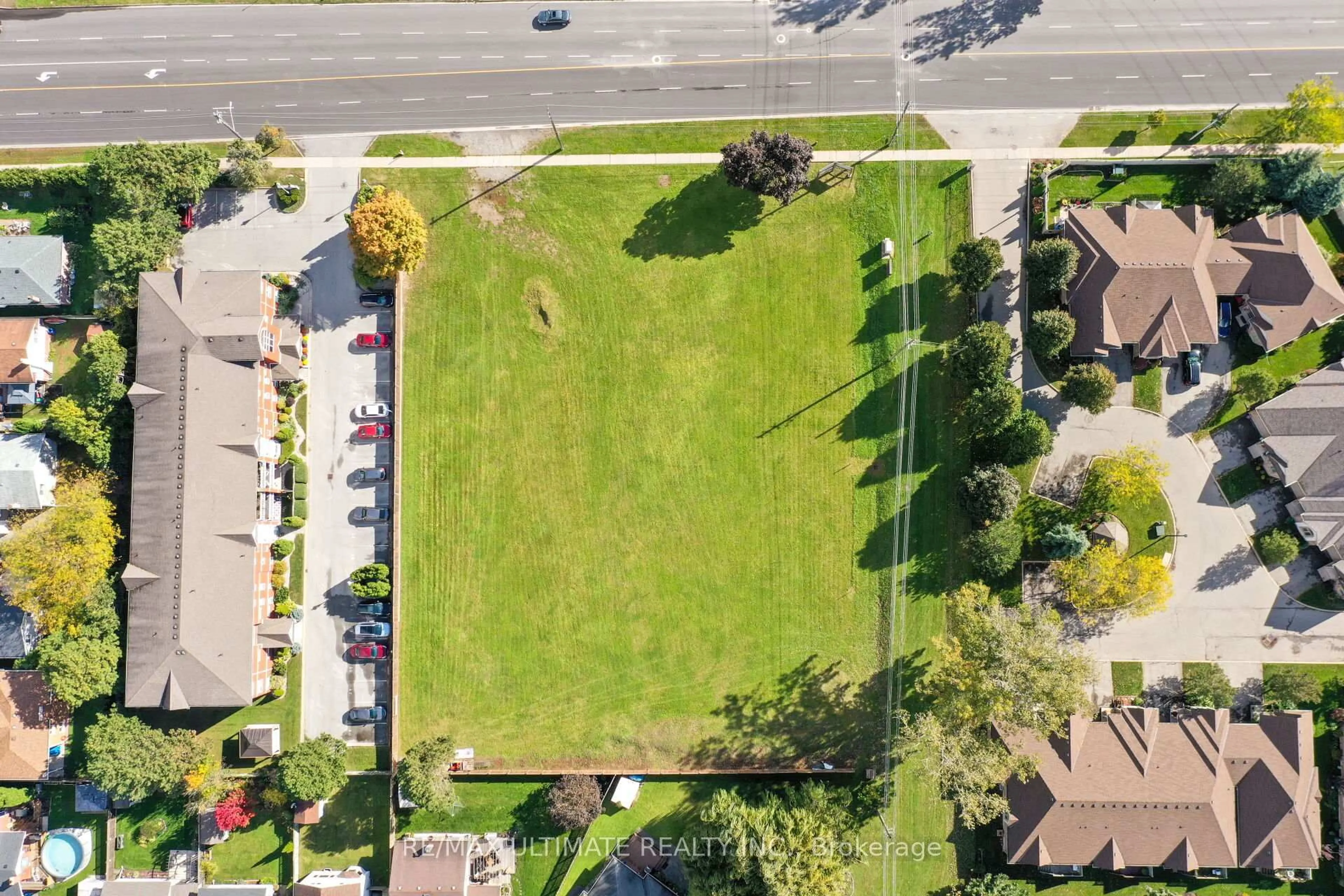 A pic from outside/outdoor area/front of a property/back of a property/a pic from drone, street for 4257 Montrose Rd #1, Niagara Falls Ontario L2H 1K1