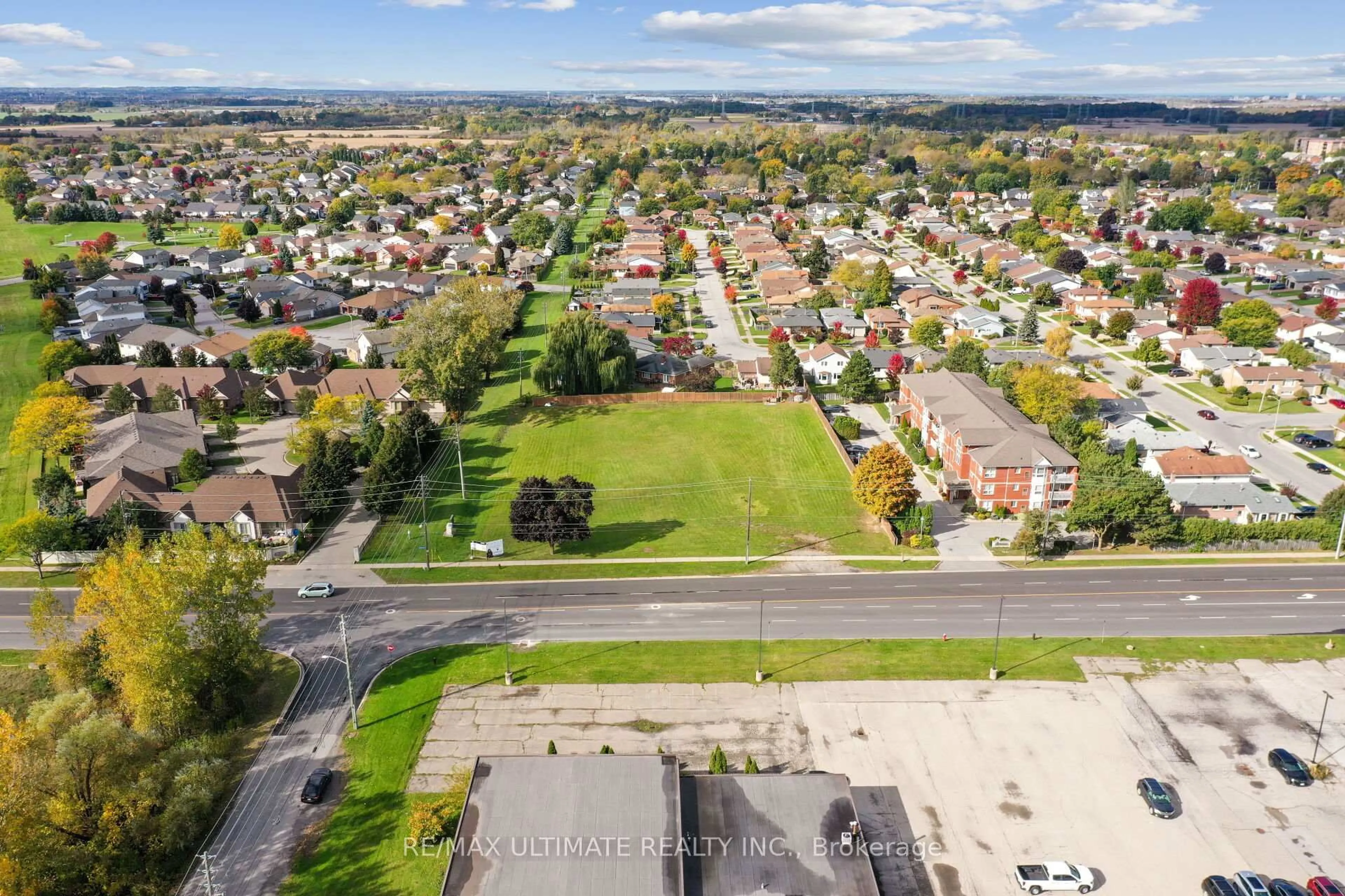 A pic from outside/outdoor area/front of a property/back of a property/a pic from drone, street for 4257 Montrose Rd #1, Niagara Falls Ontario L2H 1K1