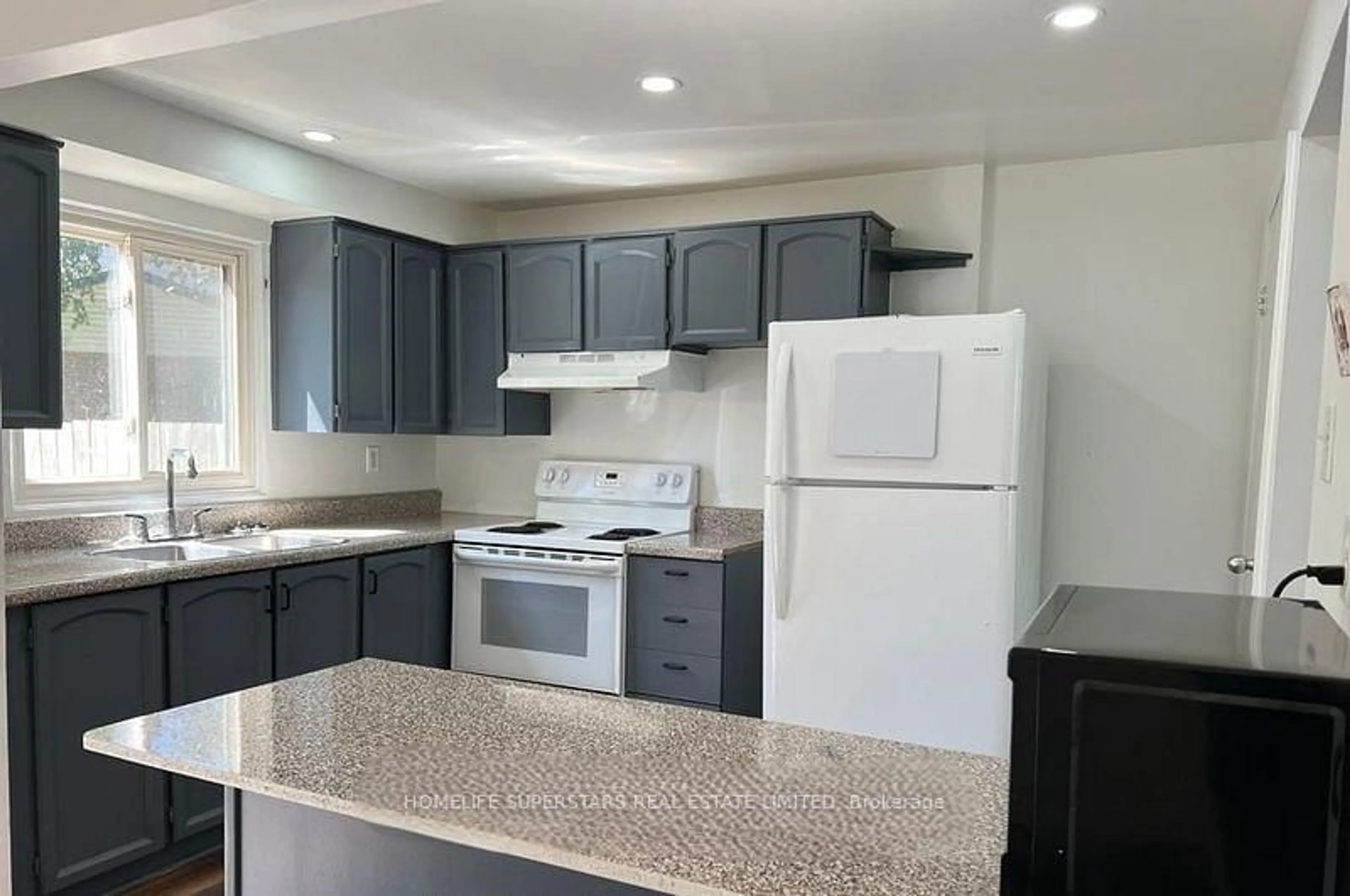 Standard kitchen, unknown for 513 Parkview Cres #4, Cambridge Ontario N3H 4Z9