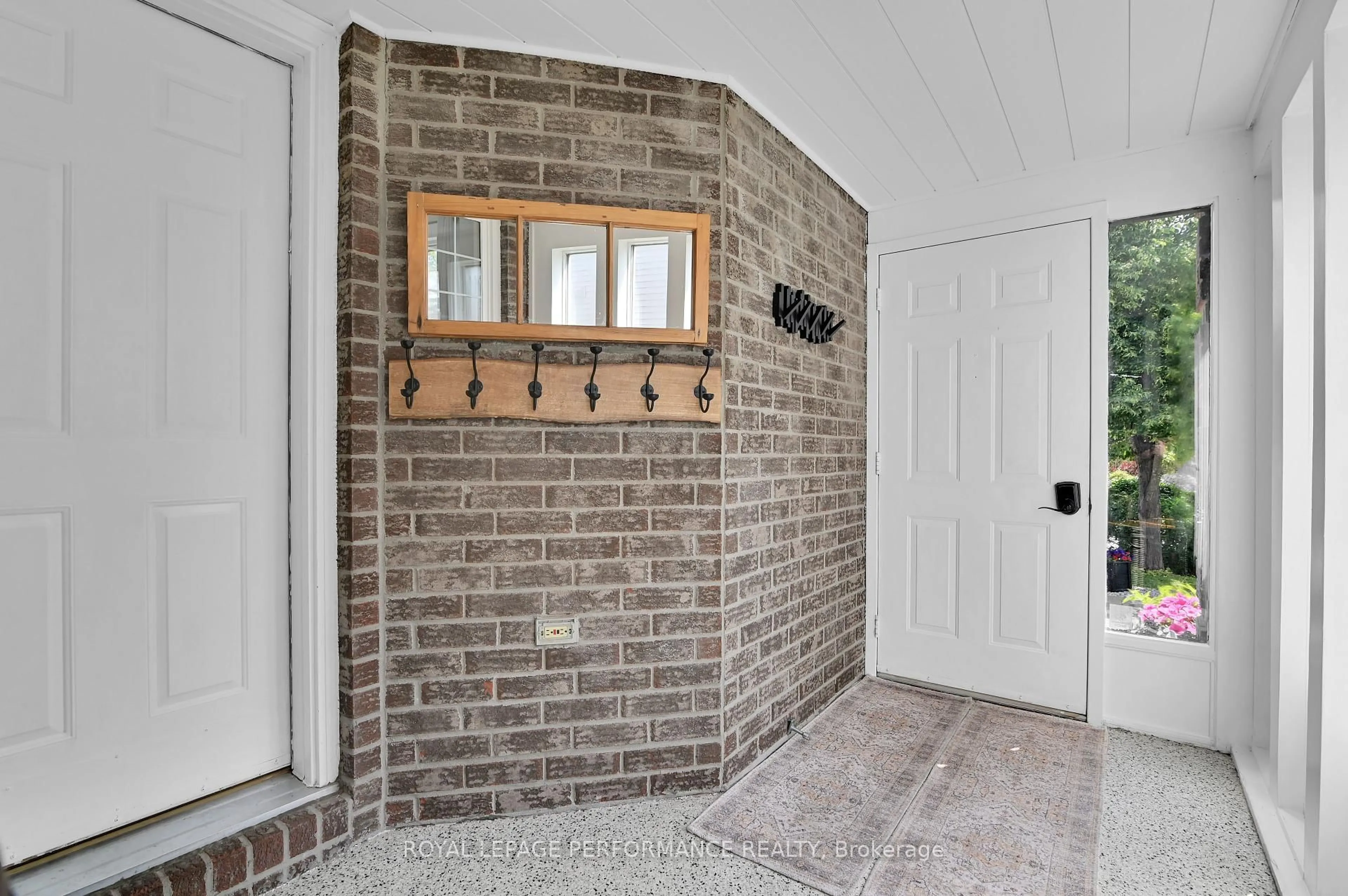 Indoor entryway for 135 Acklam Terr, Ottawa Ontario K2K 2J4