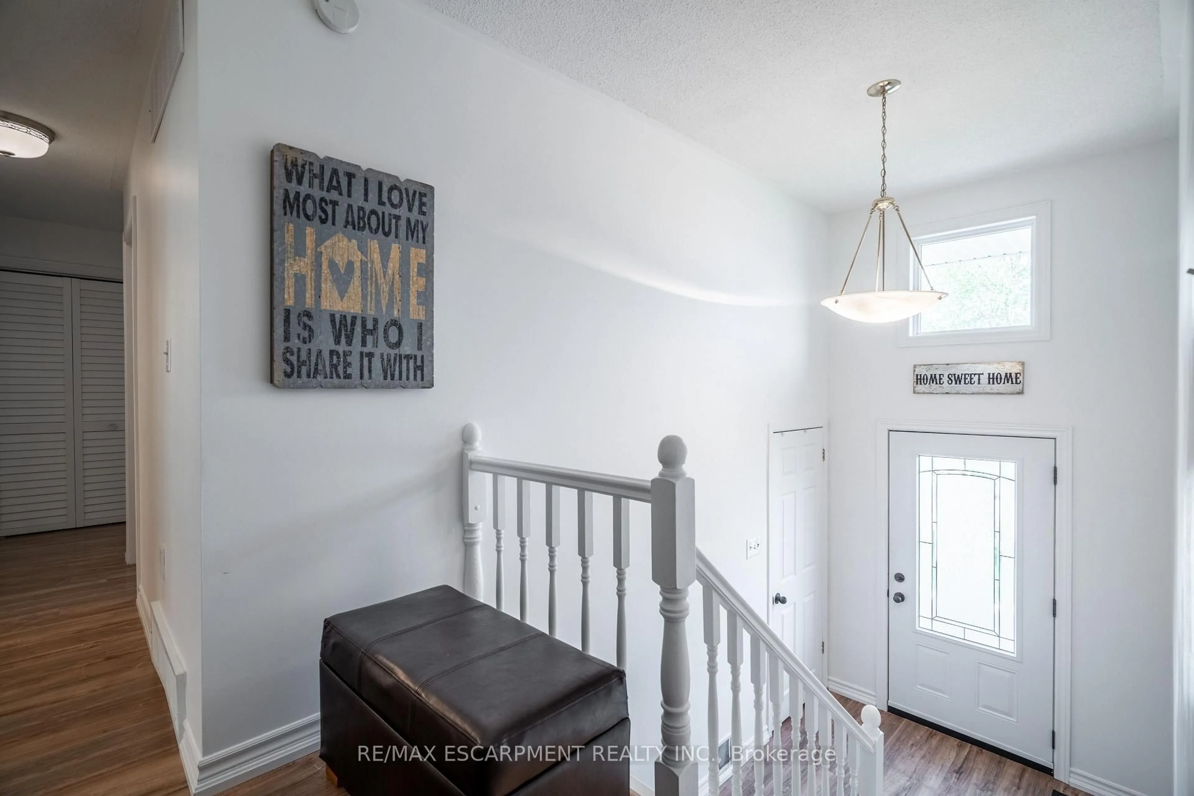 Indoor entryway for 34 PALM Crt, Hamilton Ontario L8G 2T7