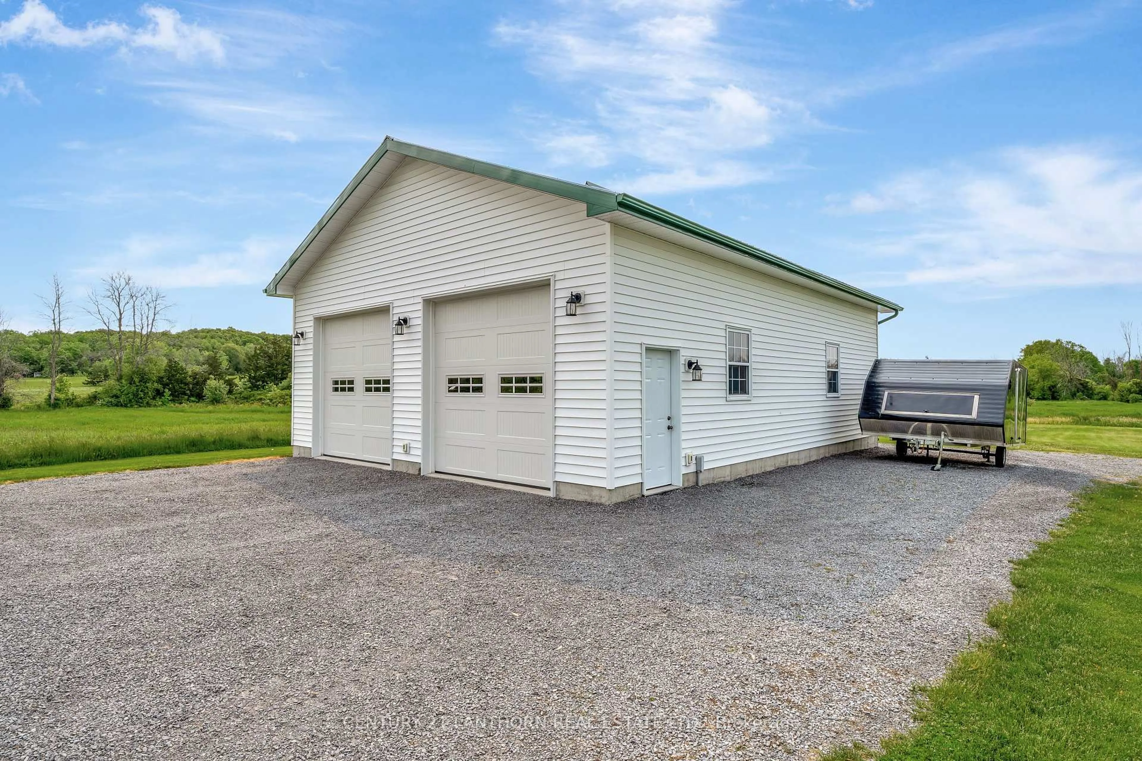 Indoor garage for 1486 Airport Pkwy, Belleville Ontario K8N 4Z6