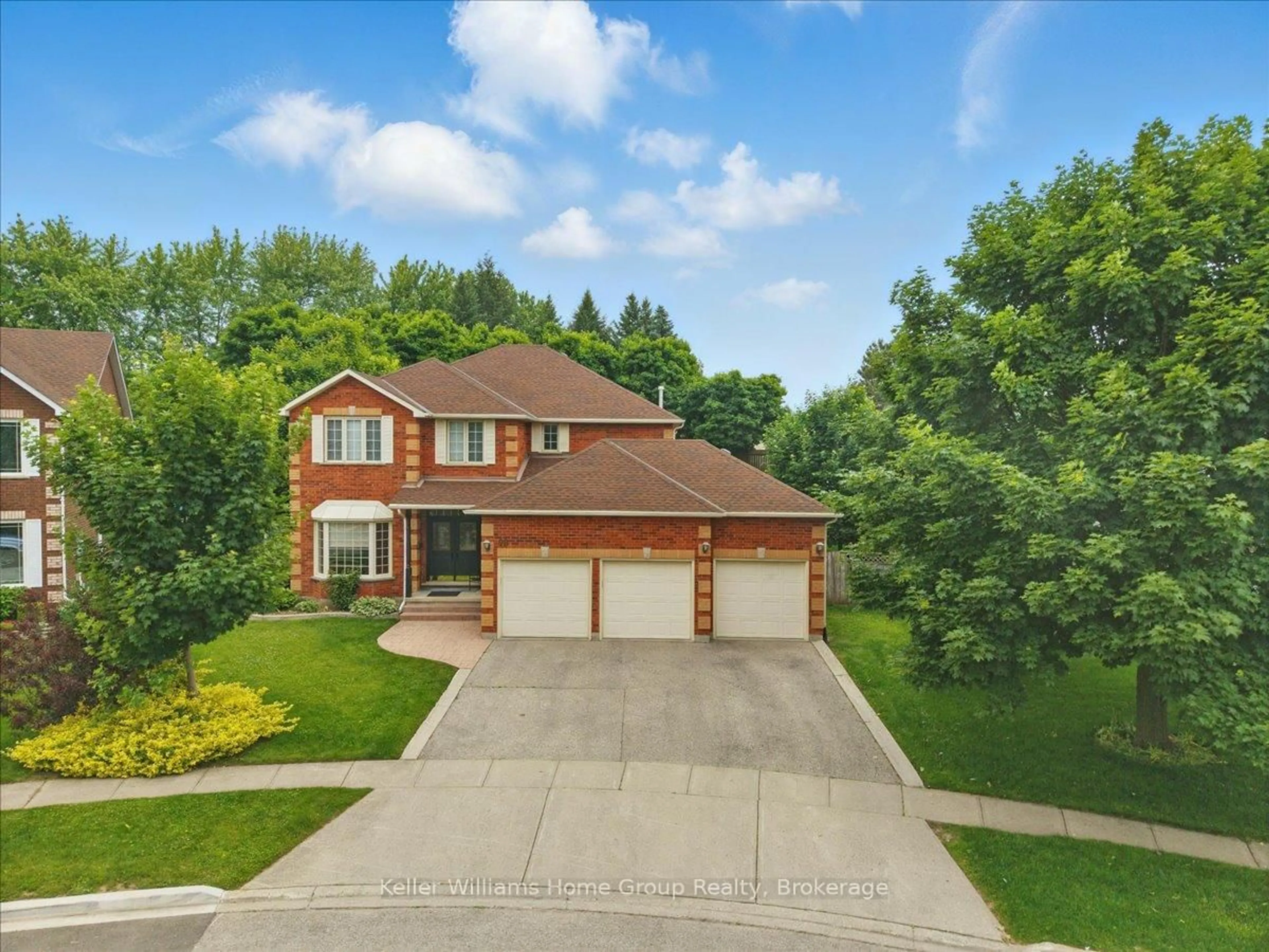 A pic from outside/outdoor area/front of a property/back of a property/a pic from drone, street for 98 Hume Dr, Cambridge Ontario N1T 1N3