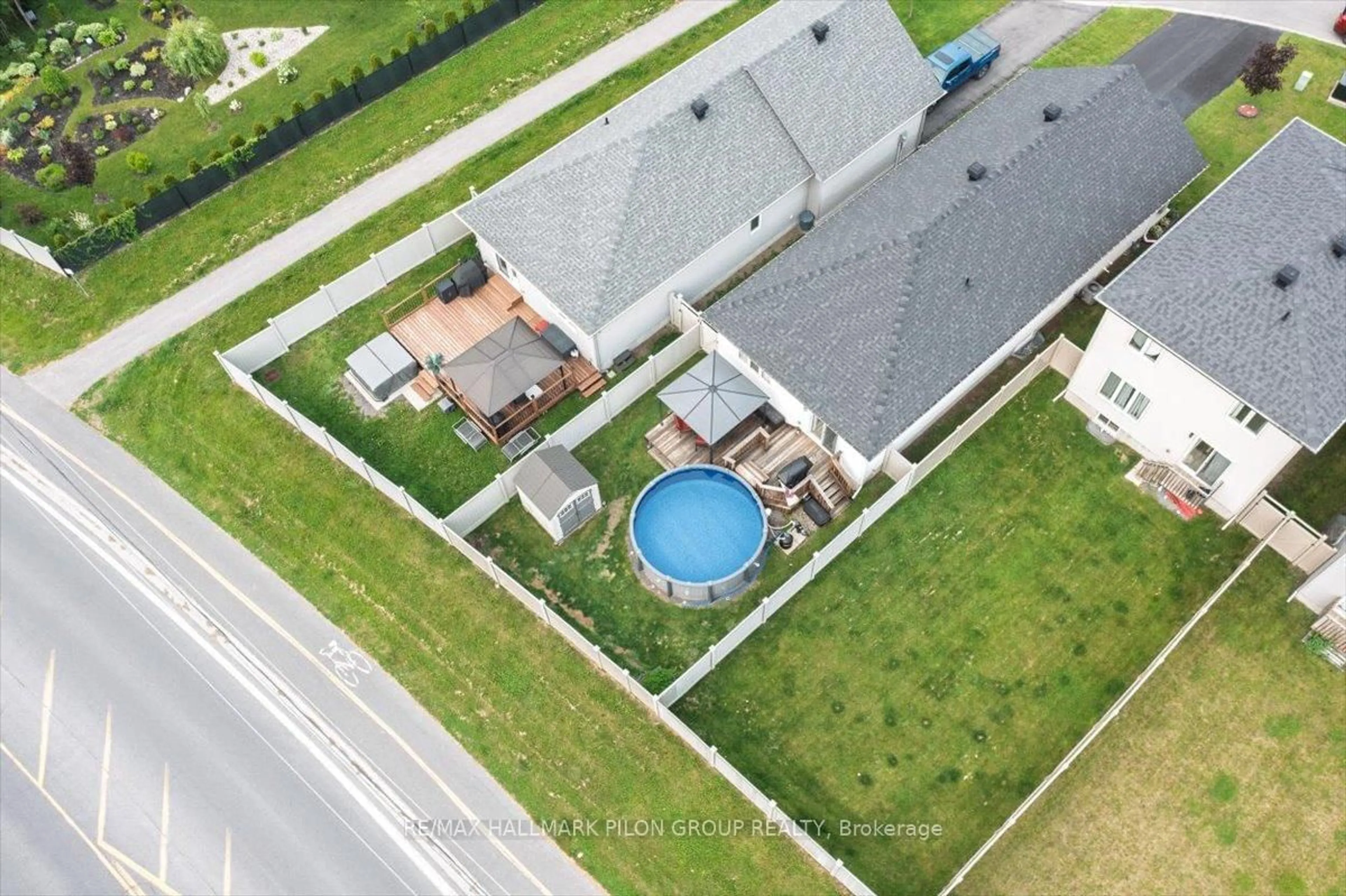 A pic from outside/outdoor area/front of a property/back of a property/a pic from drone, street for 637 Robert St, Clarence-Rockland Ontario K4K 0J8