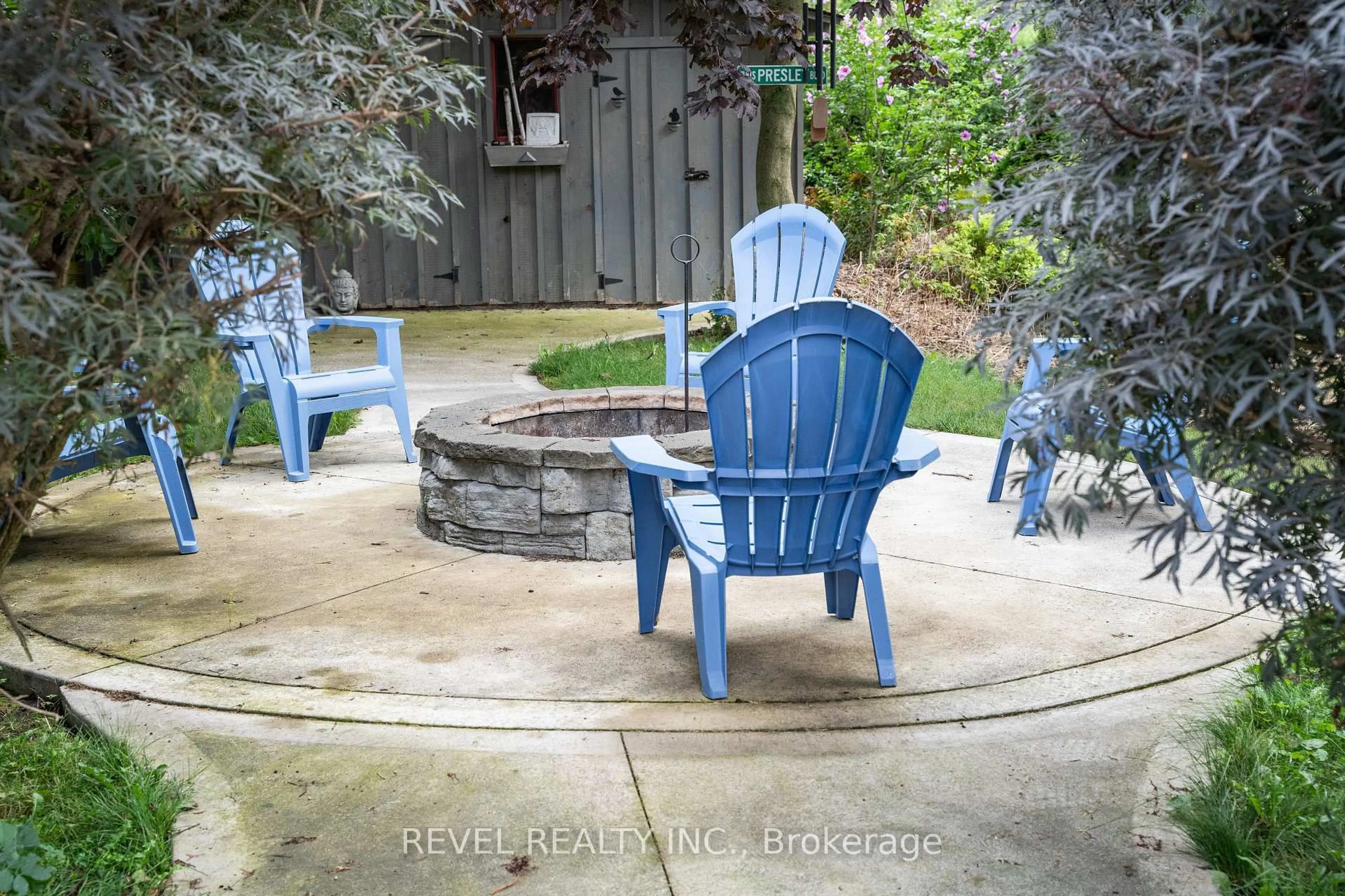 Patio, street for 403 Apache St, Huron-Kinloss Ontario N0G 2R0