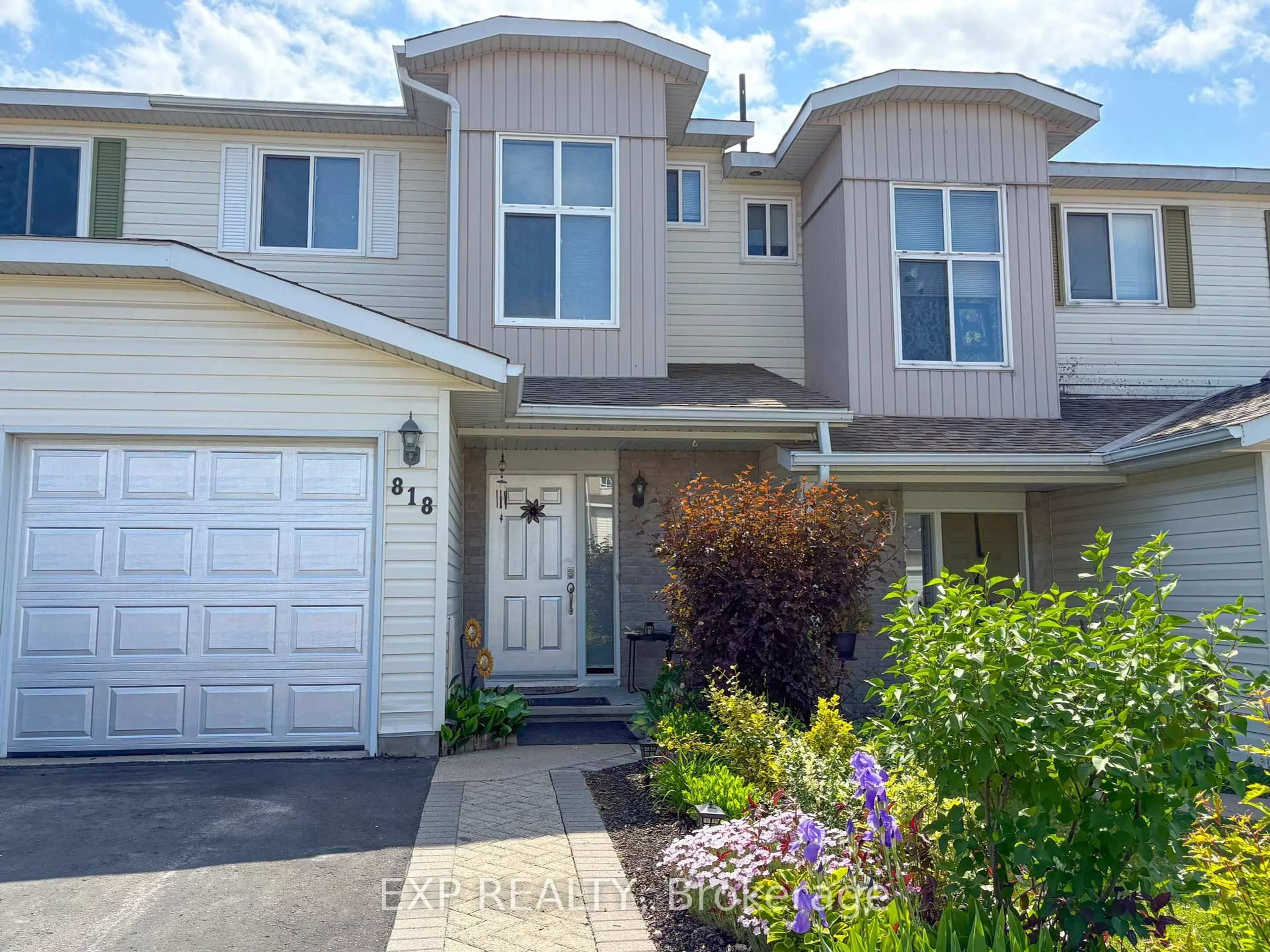 Home with vinyl exterior material, street for 818 Eighth St, Renfrew Ontario K7V 4K9